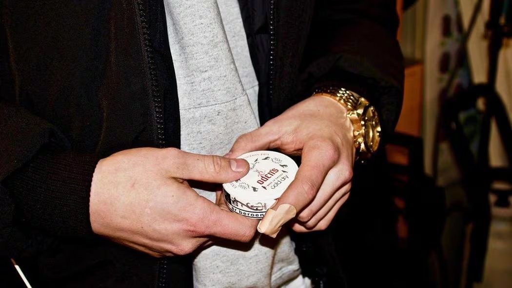 Un ciudadano sueco con snus.