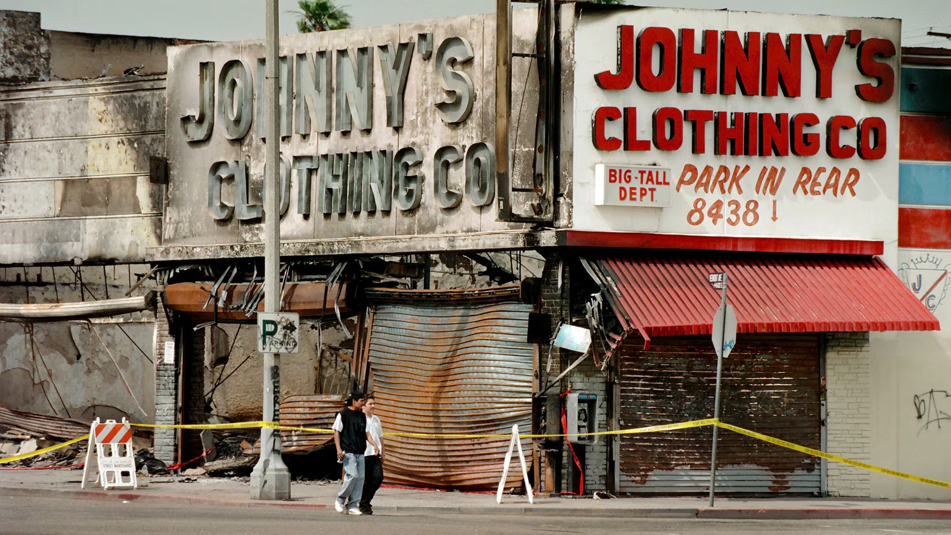 Los negocios incendiados y cerrados muestan lo sucedido en Los Ángeles hace 32 años