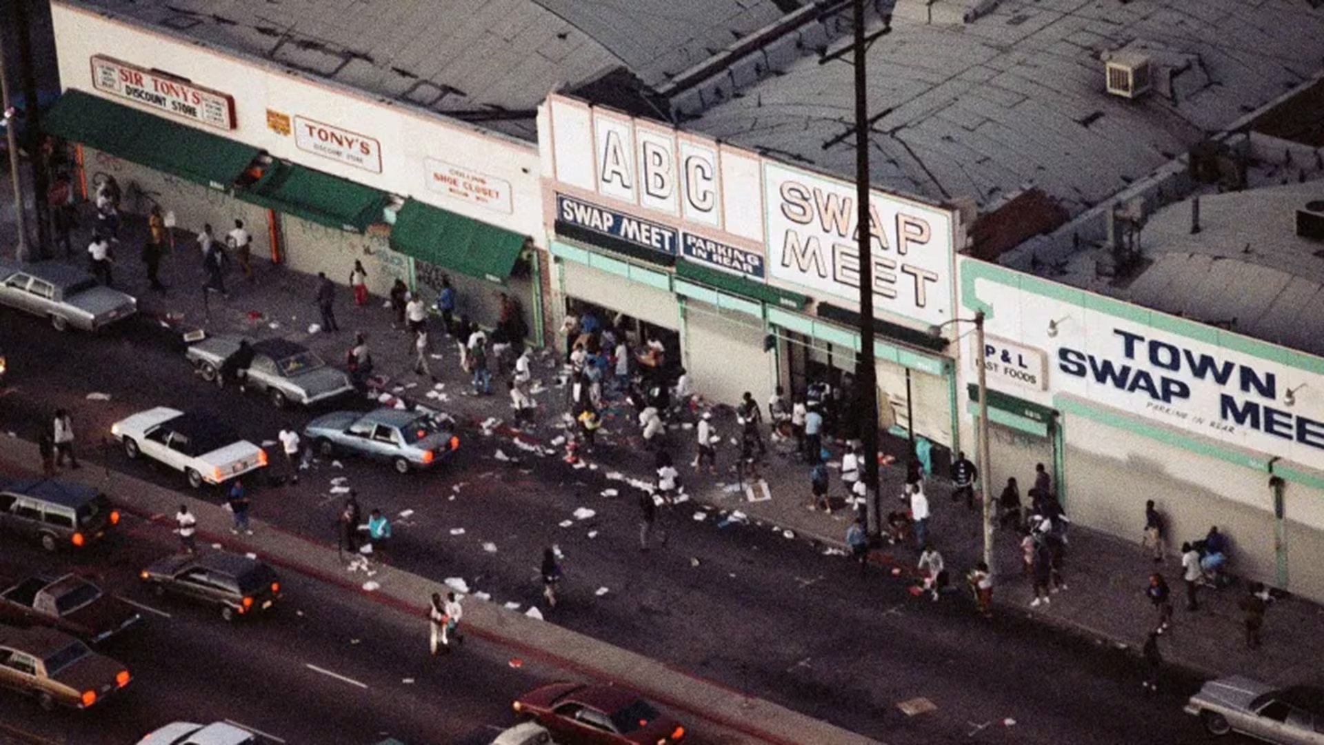 El barrio coreano de Los Ángeles fue destruido casi en su totalidad durante los disturbios tras el veredicto absolutorio de los policías que habían agredido a Rodney King (AP)