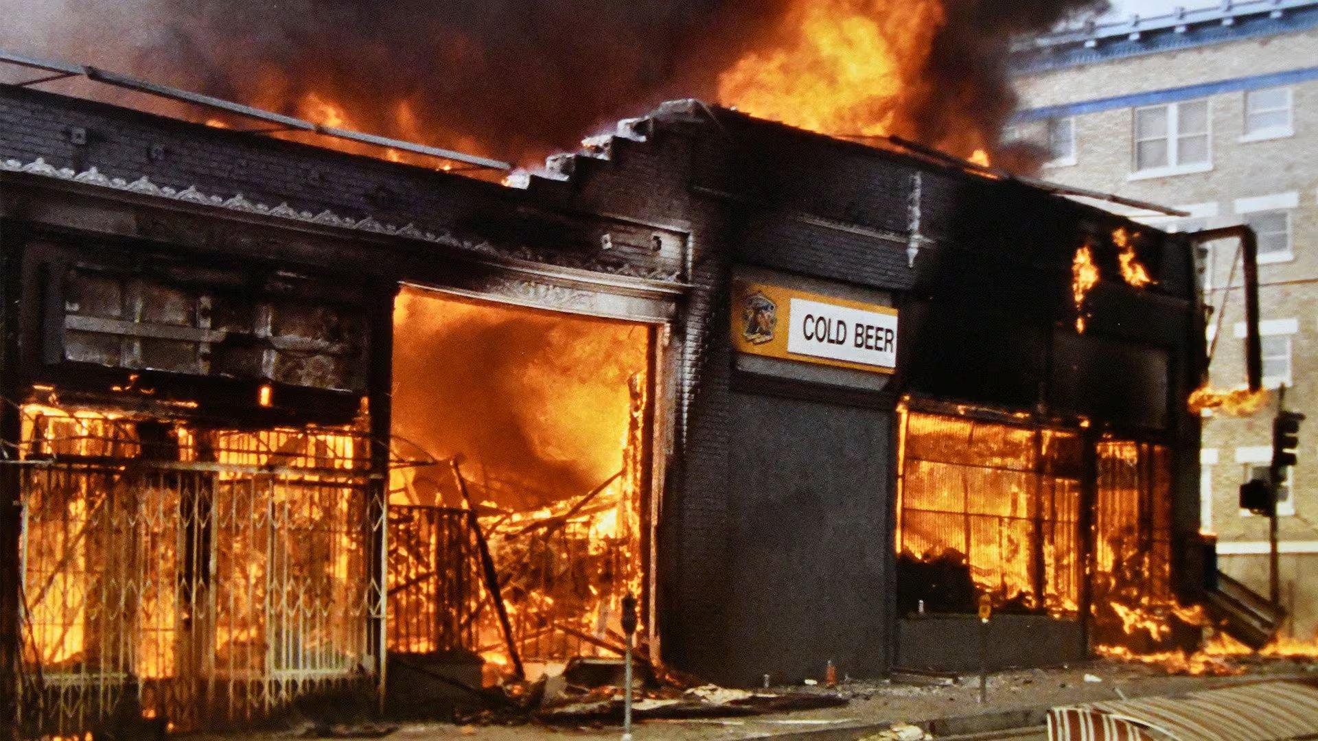El caso Rodney King desató los peores disturbios urbanos en la historia de Los Ángeles, con un saldo de 63 muertos y más de 3.000 heridos

