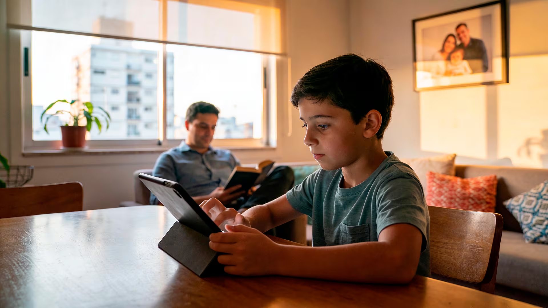 Las propuestas generan controversia sobre privacidad y el papel del Estado en la vida digital de los jóvenes. (Imagen Ilustrativa Infobae)