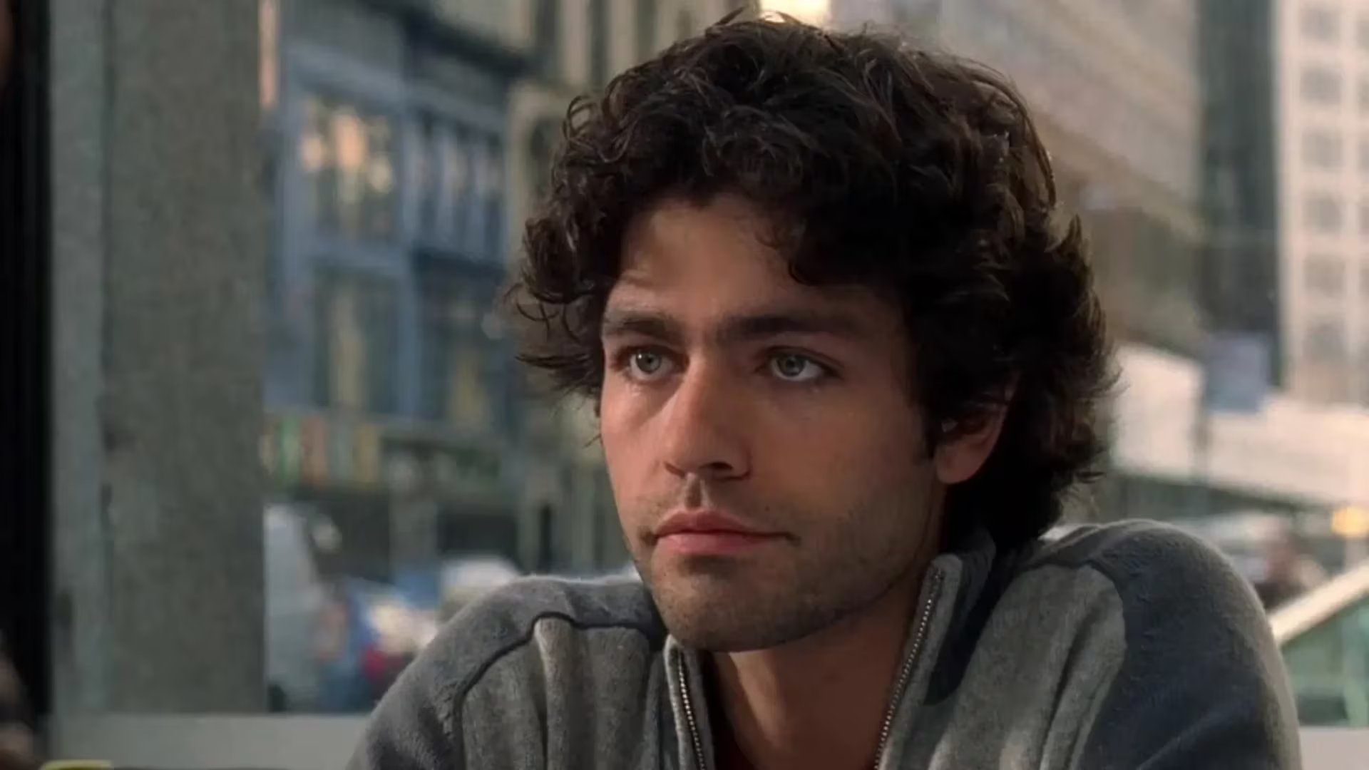 Adrian Grenier quedó fuera de la secuela de El diablo viste a la moda 2. (Captura de video)