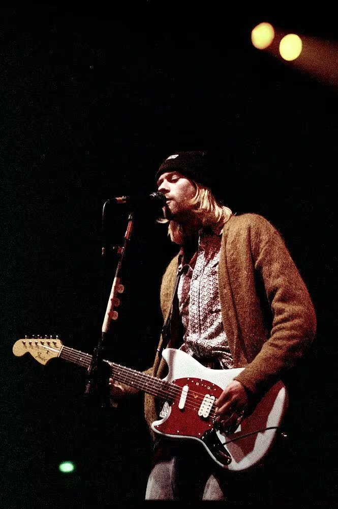 Un par de pantalones y su emblemática guitarra SKYSTANG I Fender también serán parte de la subasta de la memorabilia de Kurt Cobain 
(Créditos: Julien's Auctions)