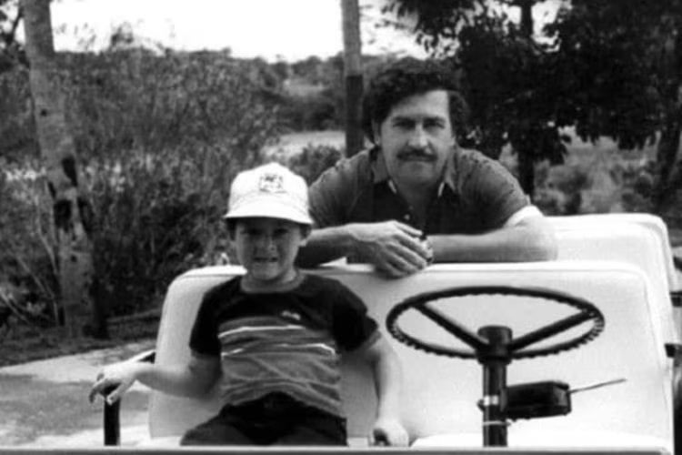 Juan Pablo Escobar ha afirmado que su padre era una persona diferente cuando estaba en familia - crédito Editorial Planeta