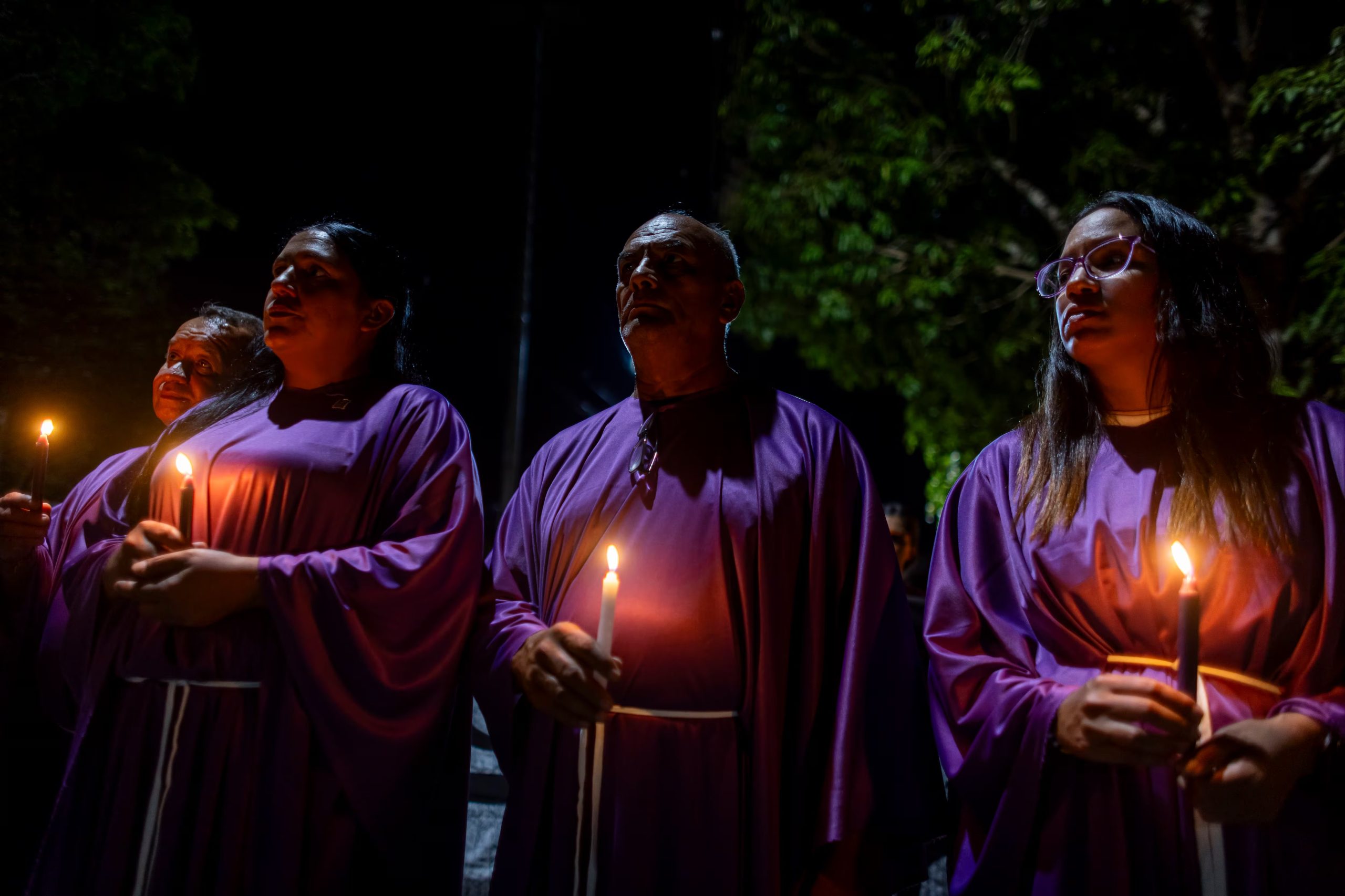 Unas 30 personas con velas y algunos vistiendo túnicas moradas participaron de este viacrusis (EFE/Miguel Gutiérrez)