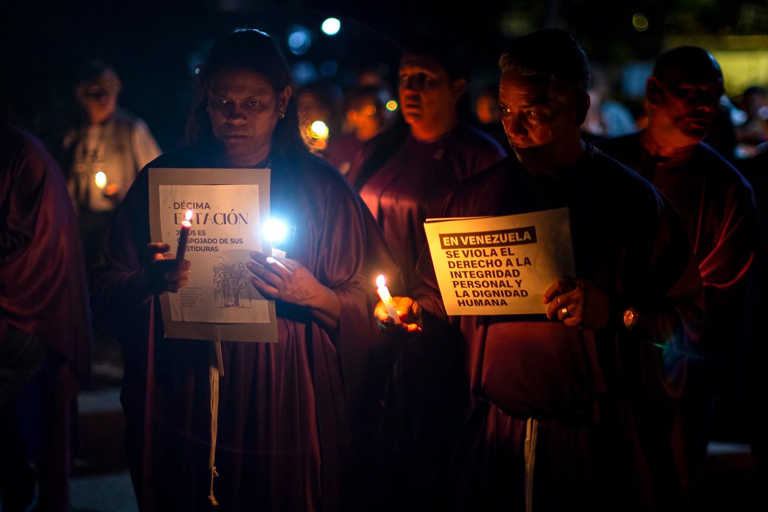 Familiares de presos políticos participan en un viacrusis este miércoles (EFE/Miguel Gutiérrez)