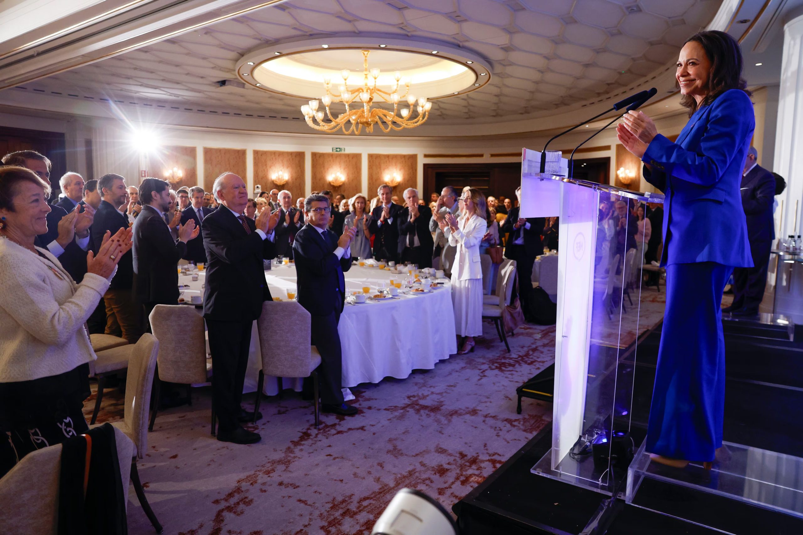 La premio Nobel María Corina Machado, protagonista del desayuno del Nueva Economía Fórum este lunes. (EFE/Javier Lizón)