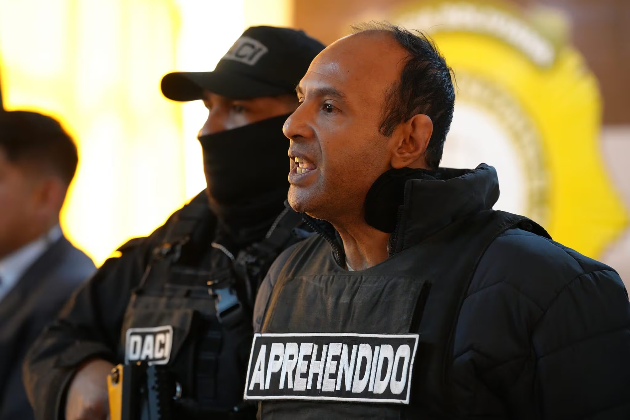 El activista boliviano Fernando Hamdan cuando fue presentado a los medios tras su aprehensión el 7 de julio de 2024.