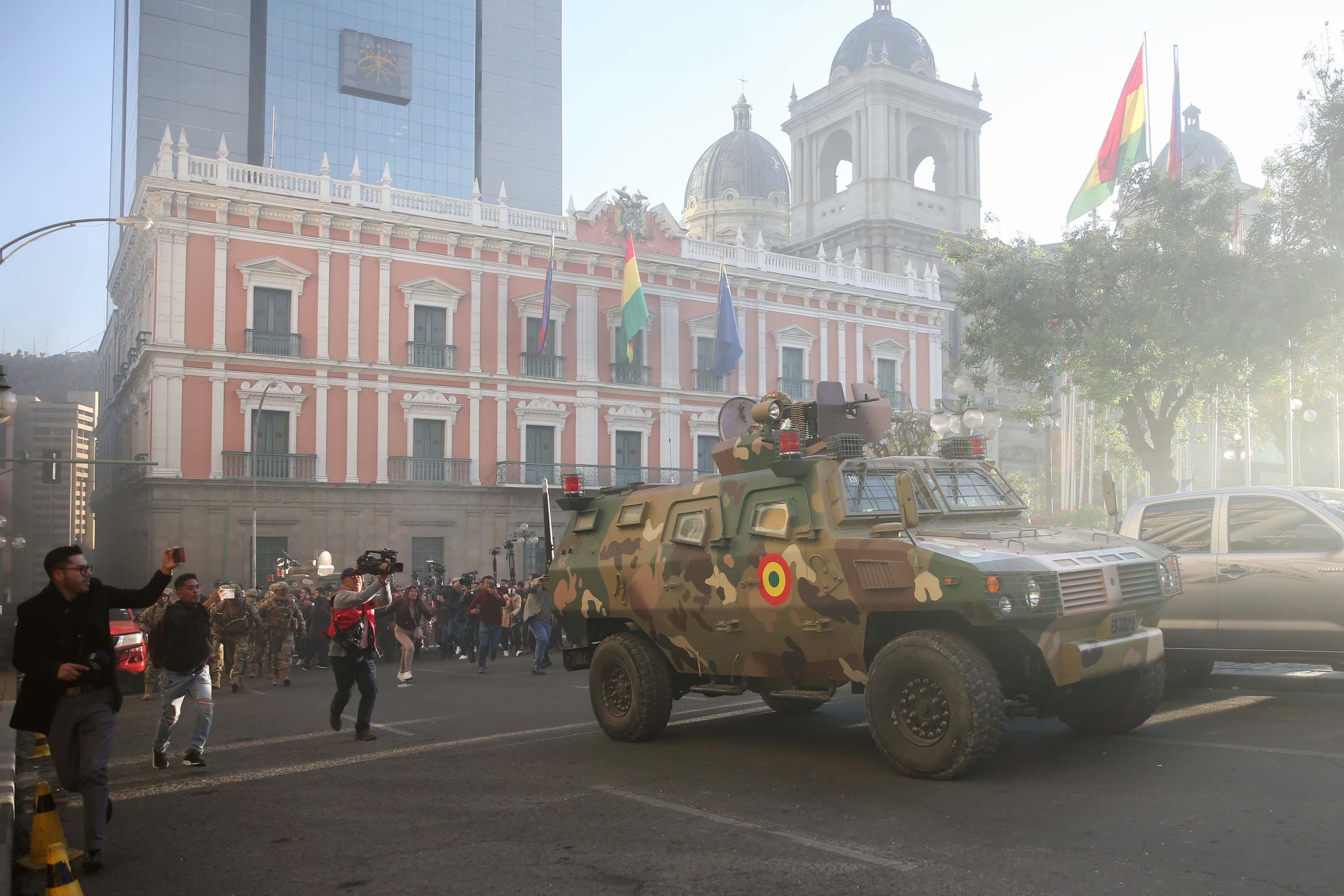 Fotografía de archivo del 26 de junio de 2024 en donde un tanque militar está frente a la sede del Gobierno de Bolivia en La Paz. EFE/ Luis Gandarillas
