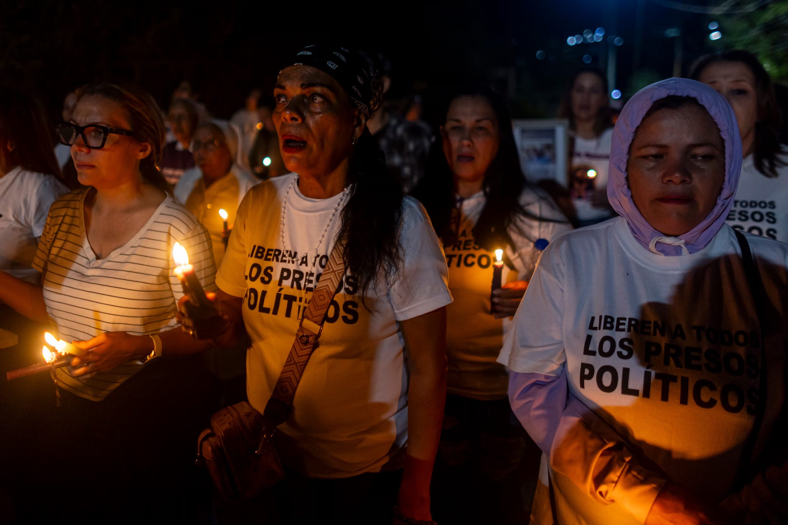 Familiares de presos políticos participan en un viacrusis el miércoles, en las afueras del Rodeo I, una cárcel ubicada en Guatire, cerca de Caracas (Venezuela) (EFE/ Miguel Gutiérrez)