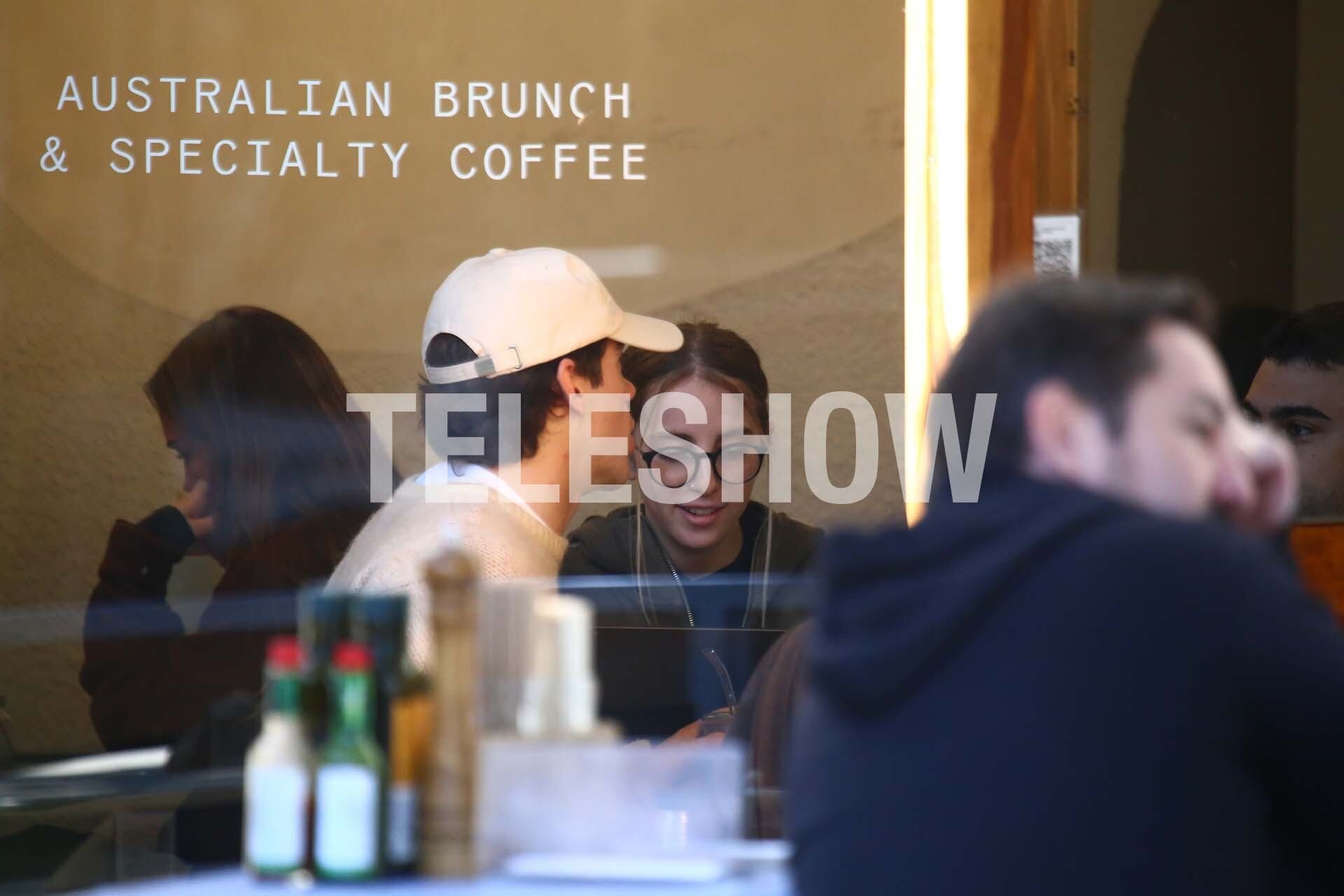 Franco Colapinto y Maia Reficco se juntaron con amigos, entre ellos la influencer Ailin Tokman, este lunes en Buenos Aires (RSFotos)