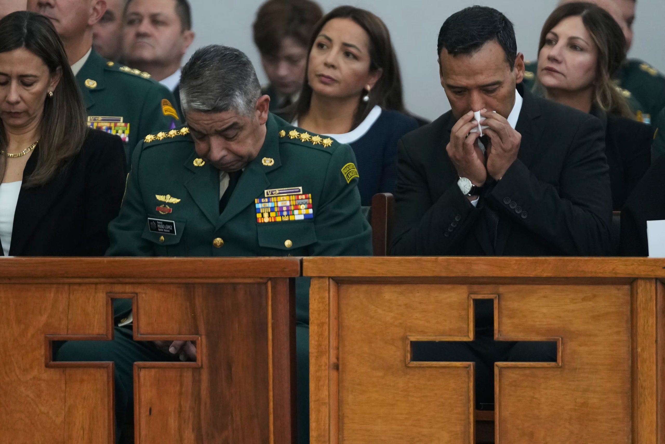 El ministro de Defensa de Colombia, Pedro Sánchez, explicó por qué la totalidad de las aeronaves militares están sin asegurar - crédito Fernando Vergara/AP