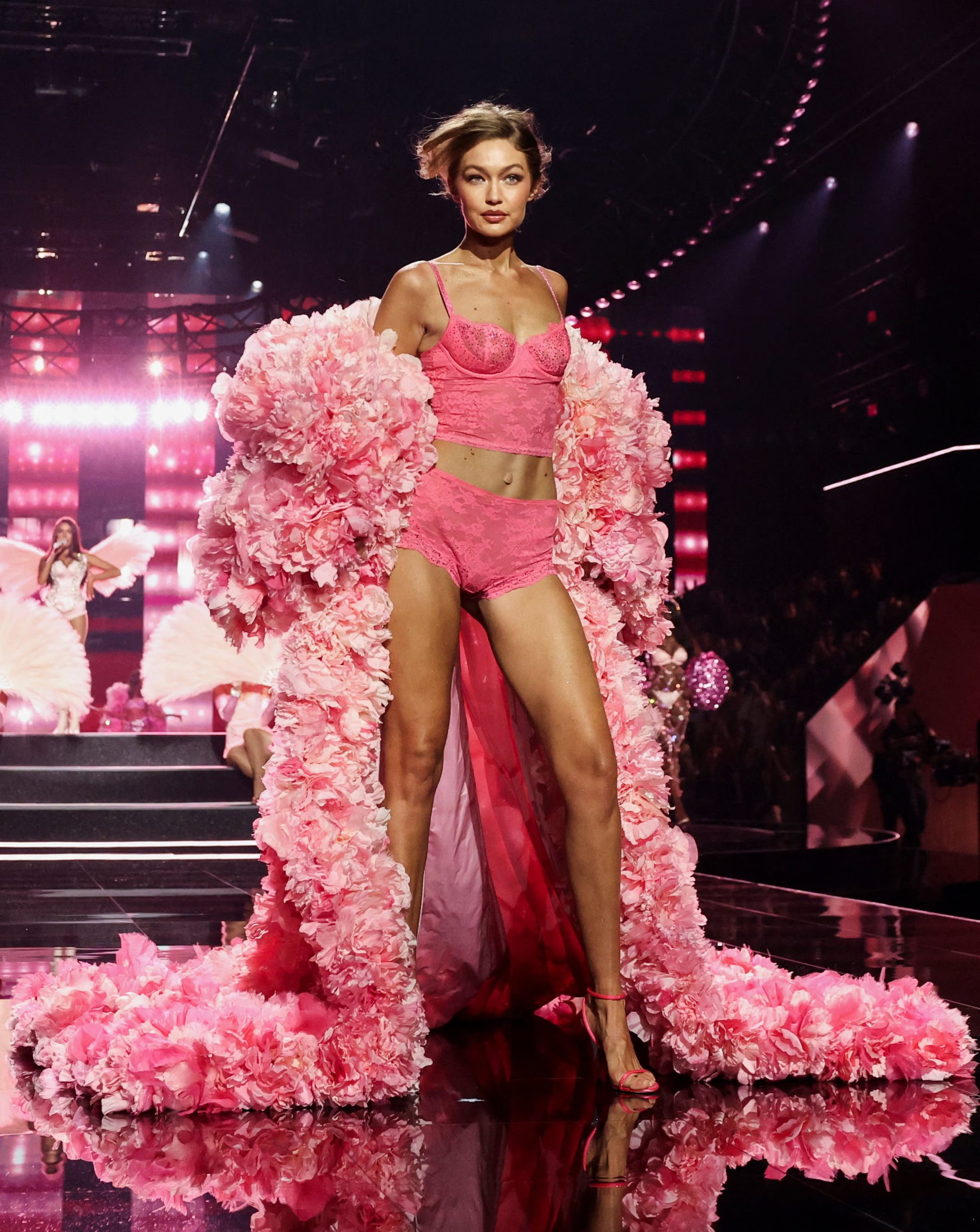 El conjunto rosa monocromático y el abrigo floral aportaron color y energía a la presencia de Gigi Hadid en la pasarela, consolidando su imagen de ícono de la moda (REUTERS/Brendan McDermid)