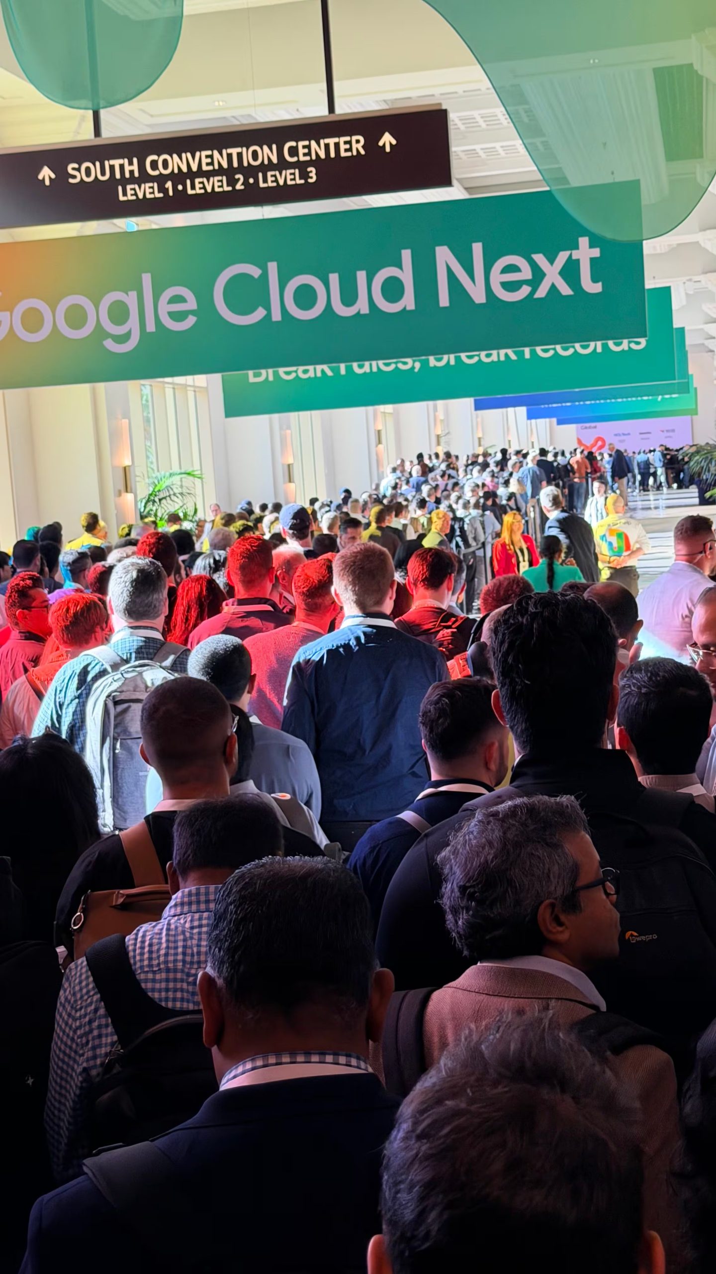 Miles de asistentes de todo el mundo abarrotan los pasillos del centro de convenciones en Las Vegas para la conferencia Google Cloud Next. (Opy Morales)