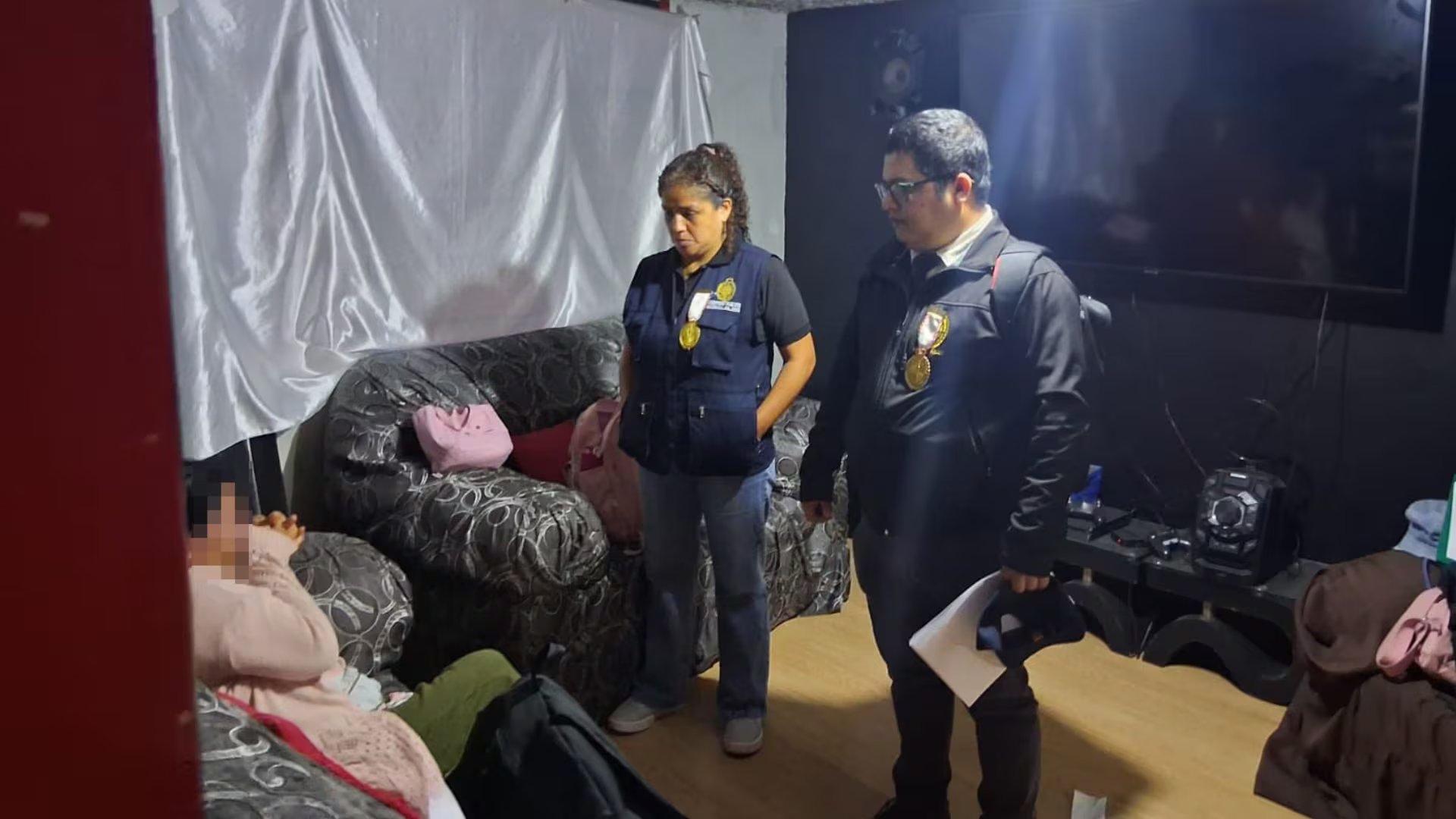 Miembros de la Fiscalía de Perú inspeccionan una vivienda durante un operativo que resultó en detenciones relacionadas con pornografía infantil. (MINISTERIO PUBLICO)
