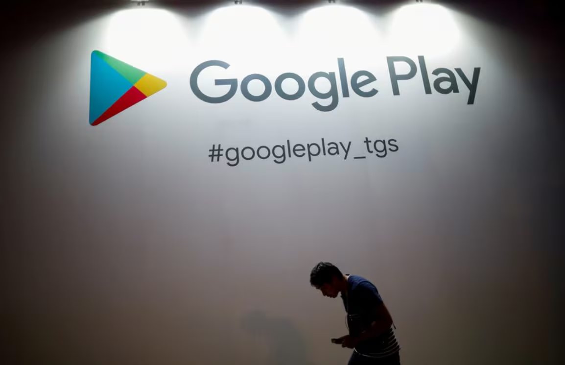 Google Play deberá modificar sus políticas y mensajes de consentimiento para informar con mayor claridad a los usuarios sobre el uso y la transmisión de sus datos móviles (Reuters)