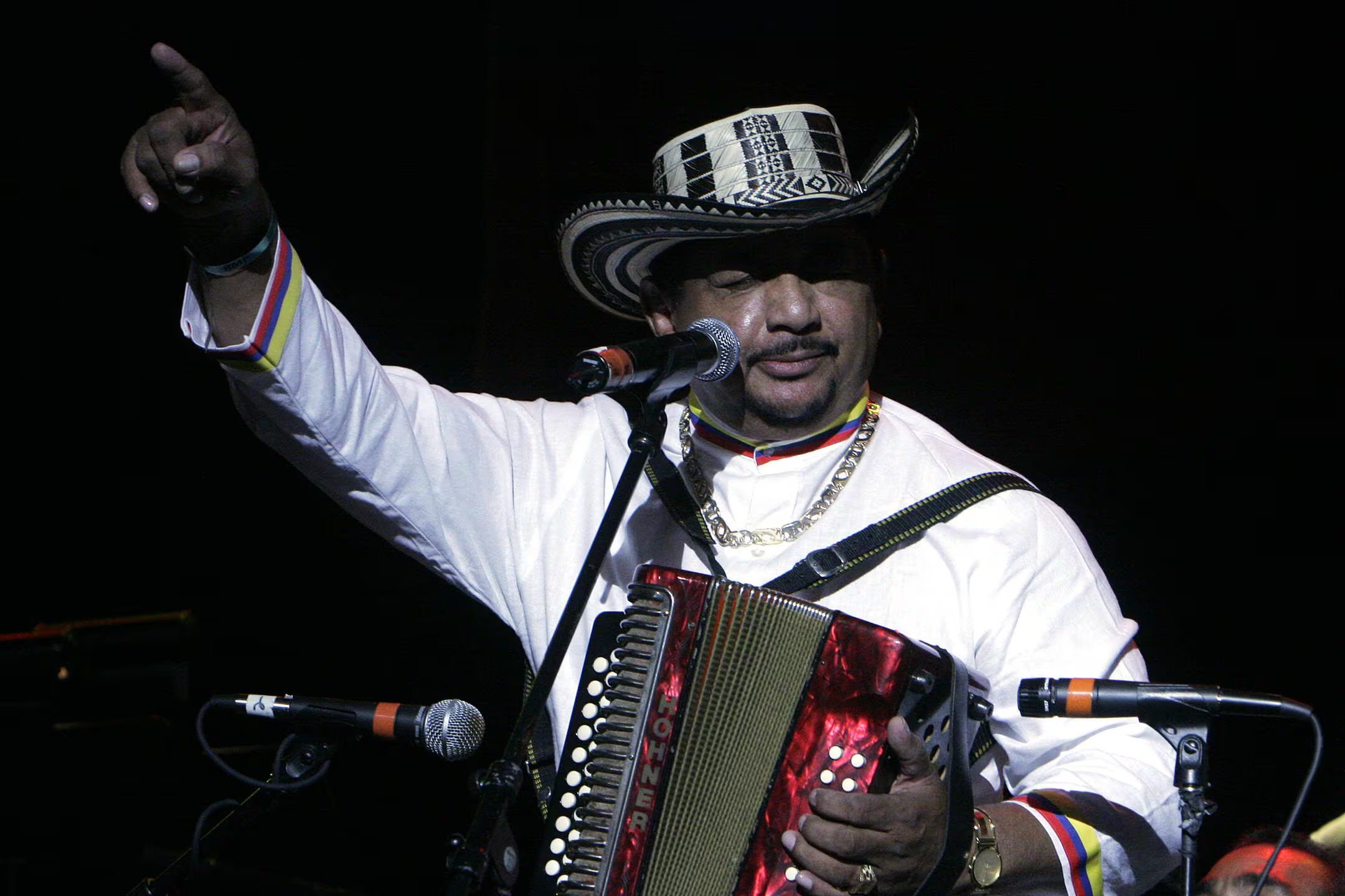 Fotografía de archivo, tomada en julio de 2006, en la que se registró al músico y cantautor colombiano Lisandro Meza, durante su actuación en el concierto 