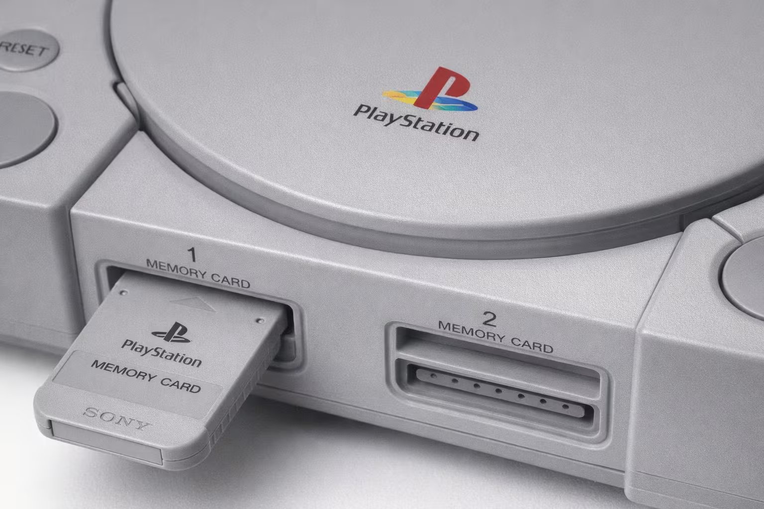 Las tarjetas de memoria externas surgieron con el auge del CD-ROM en los años 90, brindando portabilidad y capacidad de almacenamiento para consolas como PlayStation y Dreamcast. (Imagen Ilustrativa Infobae)