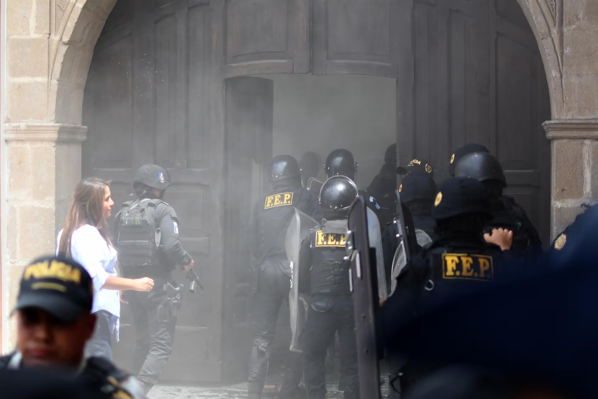 Un sector conformado por estudiantes, egresados y catedráticos estableció una presencia pacífica en las inmediaciones del hotel en la Antigua Guatemala debido a inquietudes sobre la selección de nuevas autoridades académicas universitarias ((Foto EFE/ Alex Cruz))