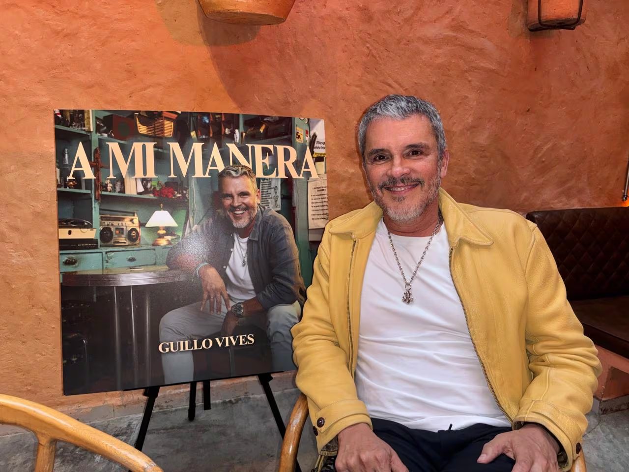 En entrevista exclusiva, Guilló expresó su deseo de crear un vallenato clásico junto a Carlos Vives, reafirmando la importancia de la familia en su nuevo ciclo musical - crédito Juan David Botia / Infobae Colombia