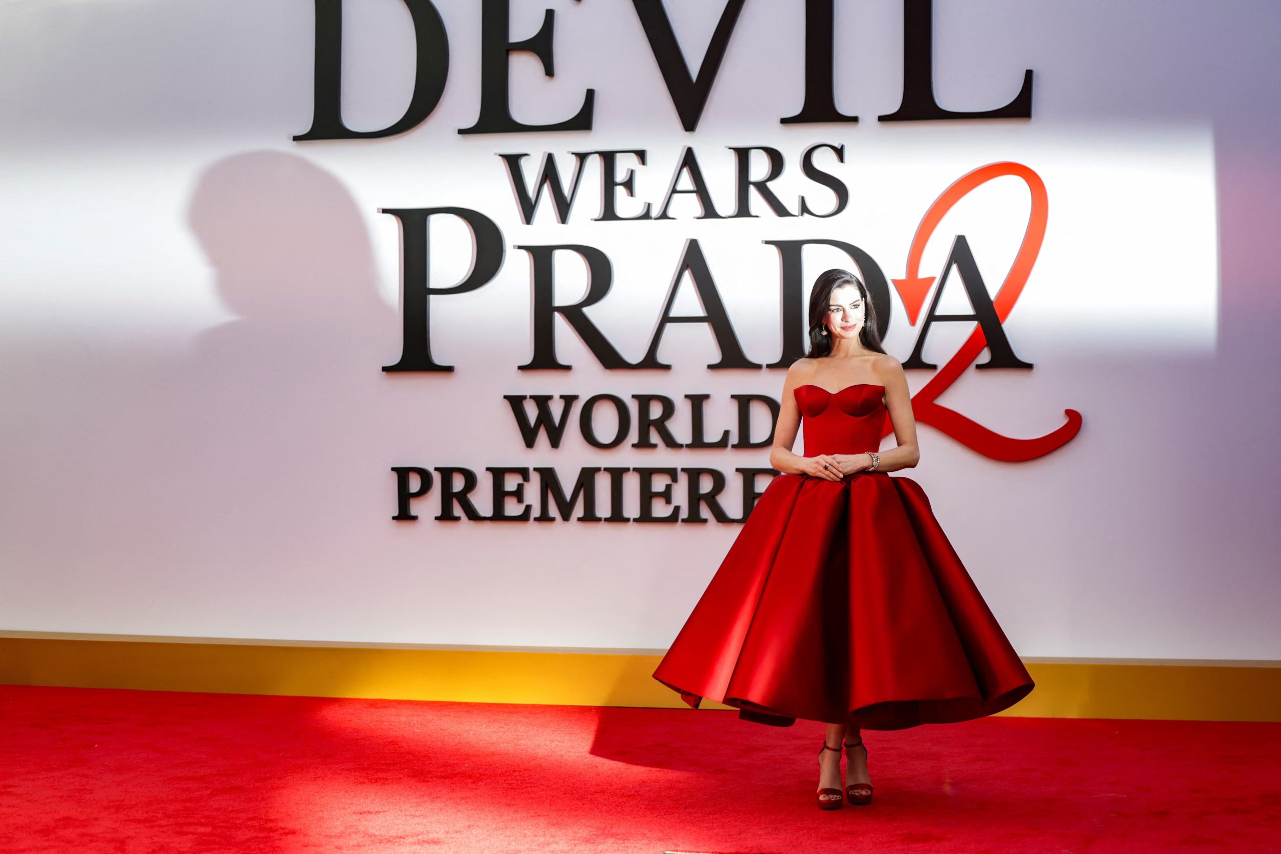 La agenda de Anne Hathaway influye en el avance de la esperada secuela