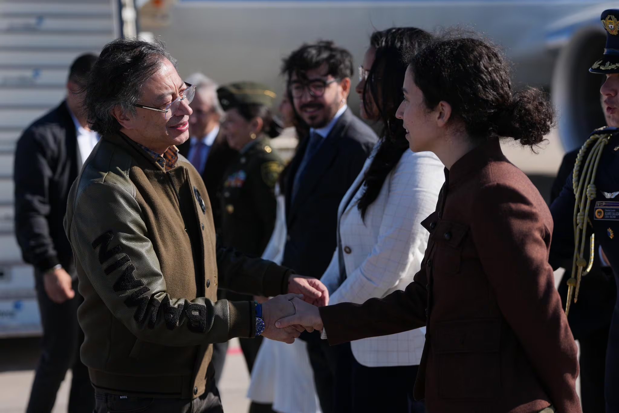 En las imágenes difundidas por la Presidencia se observa que el presidente Petro fue recibido por funcionarios del Gobierno español - crédito @infopresidencia/X