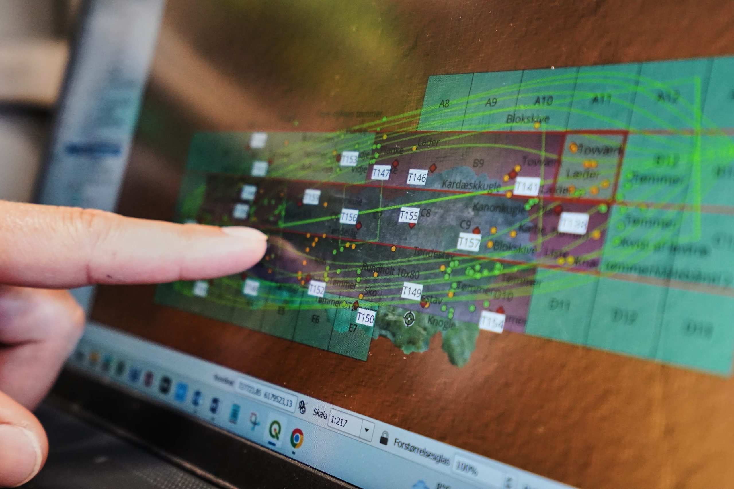 Un arqueólogo señala la pantalla de una computadora, donde se muestra un mapa de los restos del buque insignia danés 