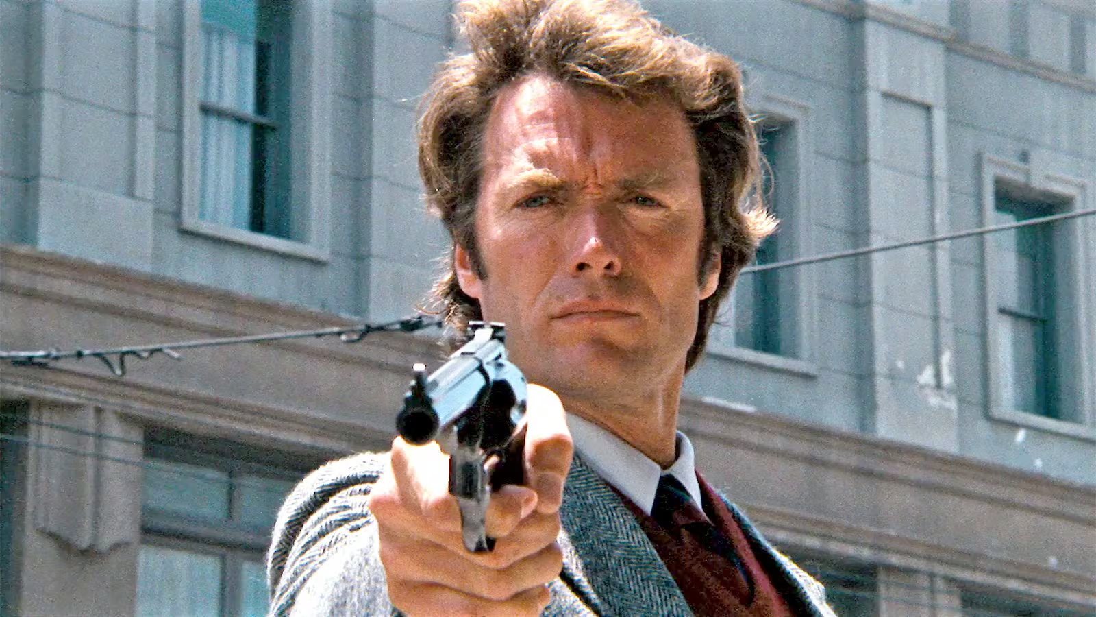 Clint Eastwood imprimió su sello personal en Harry Callahan, redefiniendo el concepto de héroe y símbolo del policía duro en la industria cinematográfica