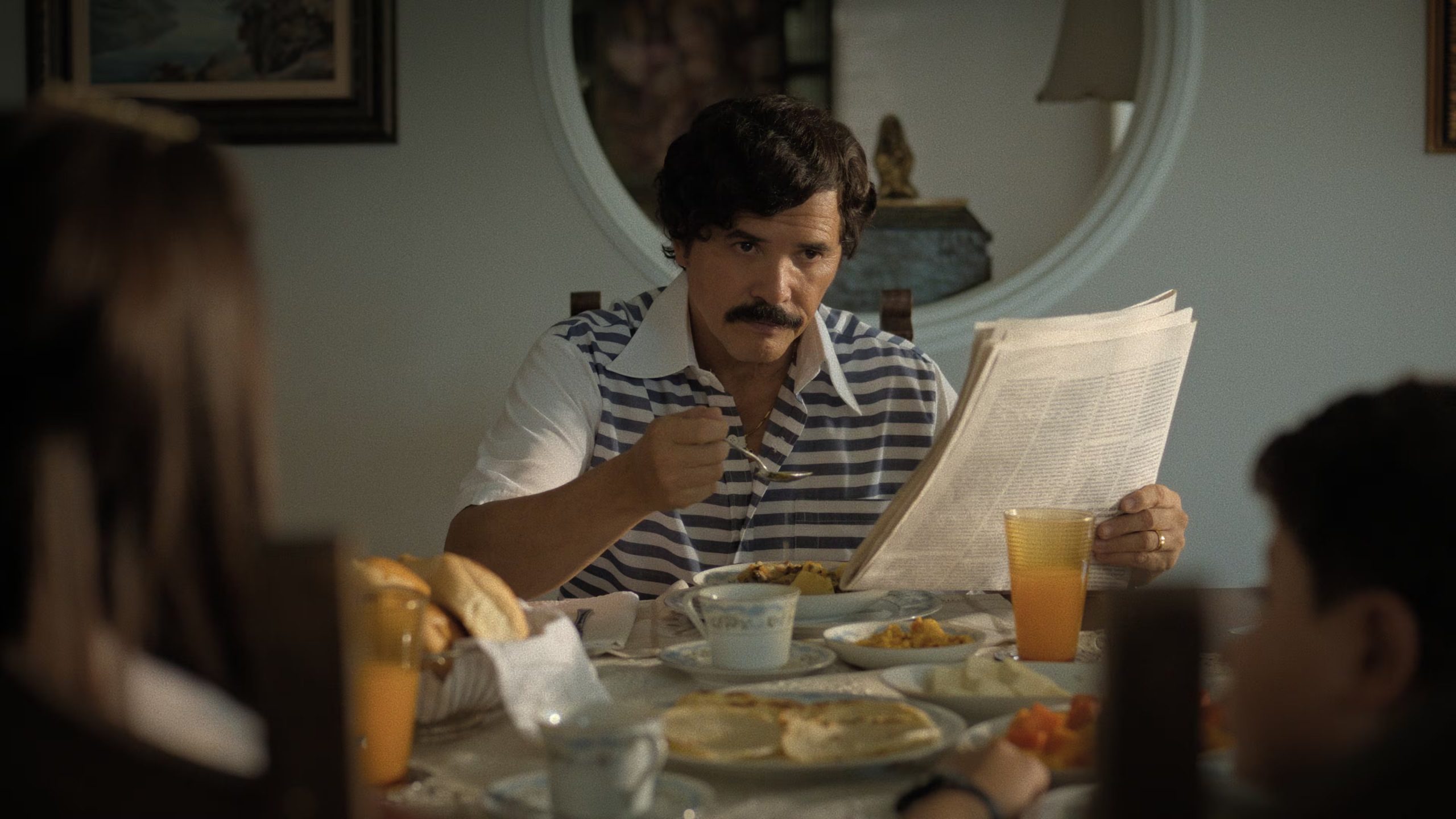 El tratamiento argumental pone énfasis en las consecuencias de crecer en medio del cartel de Medellín y la carga del estigma familiar, priorizando la perspectiva humana y realista del relato - crédito Leo D'Cossio / Disney Plus