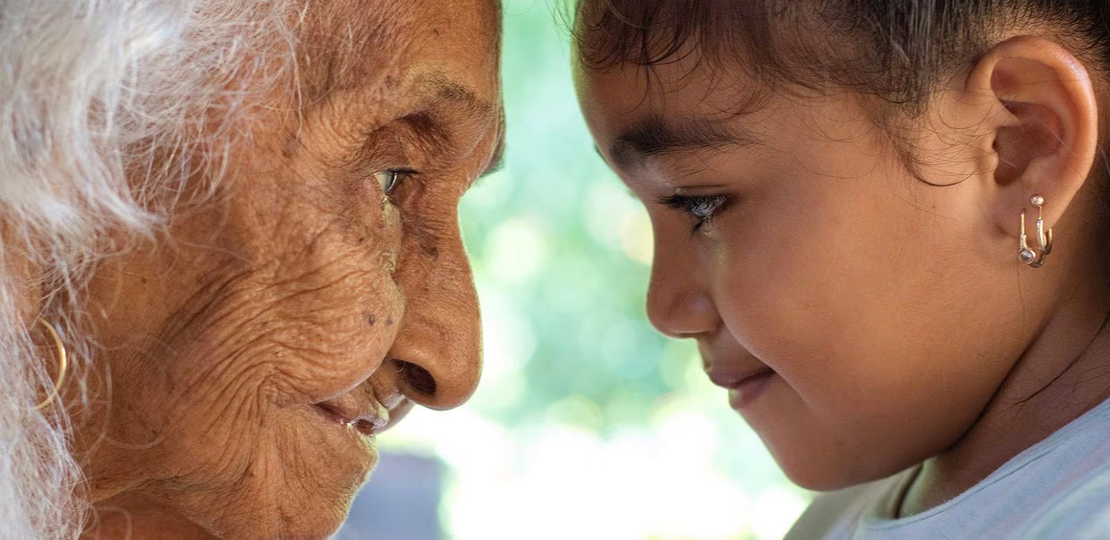 Adultos mayores de la Península de Nicoya mantienen estilos de vida activos y conviven con varias generaciones en el hogar, un patrón común en las Zonas Azules del mundo (Gentileza La Voz de Guanacaste)