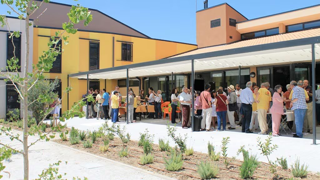 Un evento social en Trabensol, la cooperativa de cohousing española que alberga a 82 personas que eligieron envejecer juntas