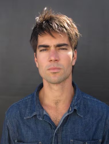 El director argentino Simón Zorraquin, radicado en Los Ángeles, debuta con este largometraje después de codirigir un cortometraje tutelado por Werner Herzog