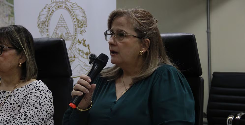 Odalis García aseguró que, preliminarmente, no hay evidencia de fallas en la calidad de las vacunas ni en su aplicación. (Foto: Redes sociales)