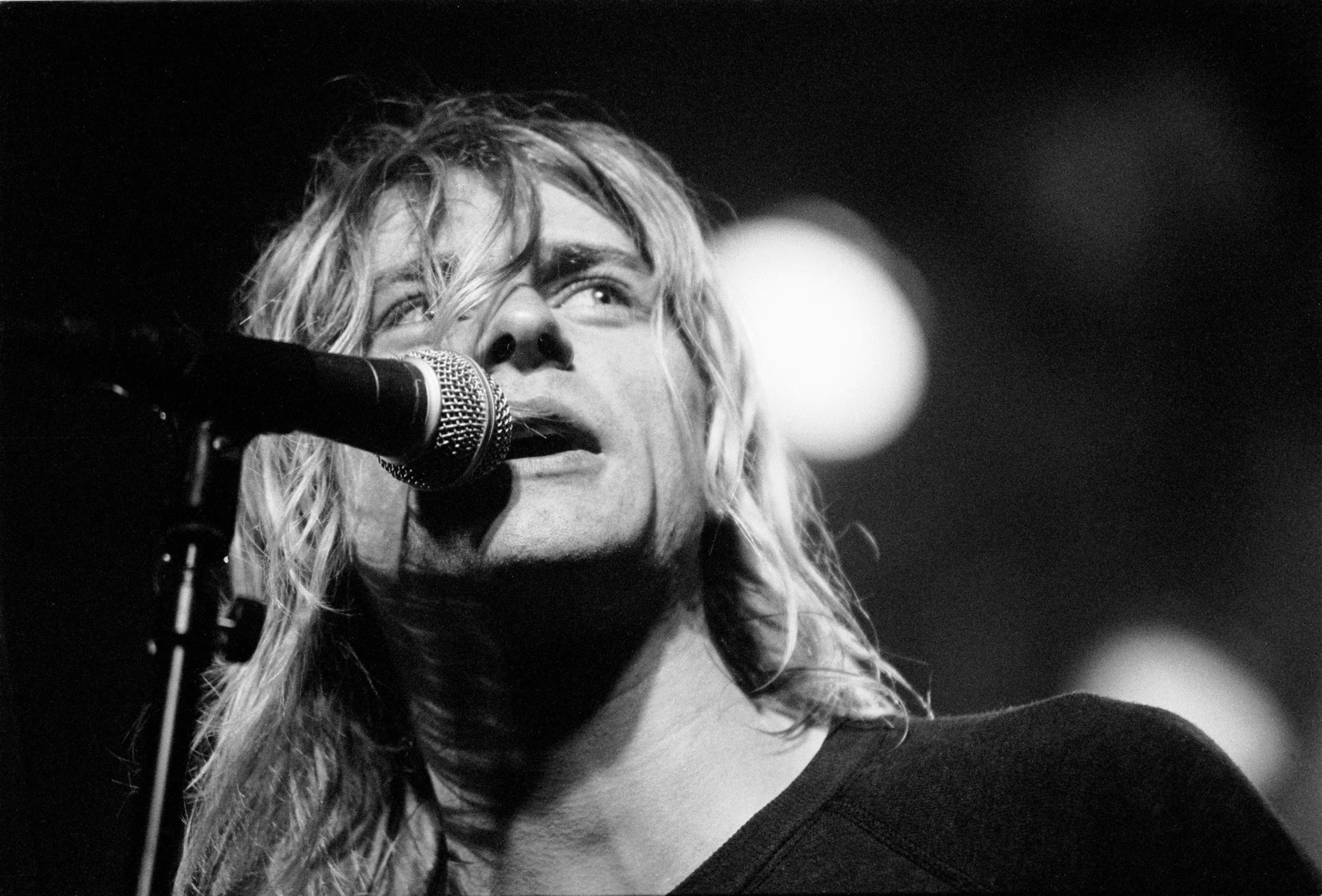 La decisión de Cobain de rechazar fórmulas predecibles influyó en la evolución del rock alternativo, impulsando la renovación dentro y fuera del grunge
(photo by Frans Schellekens/Redferns)