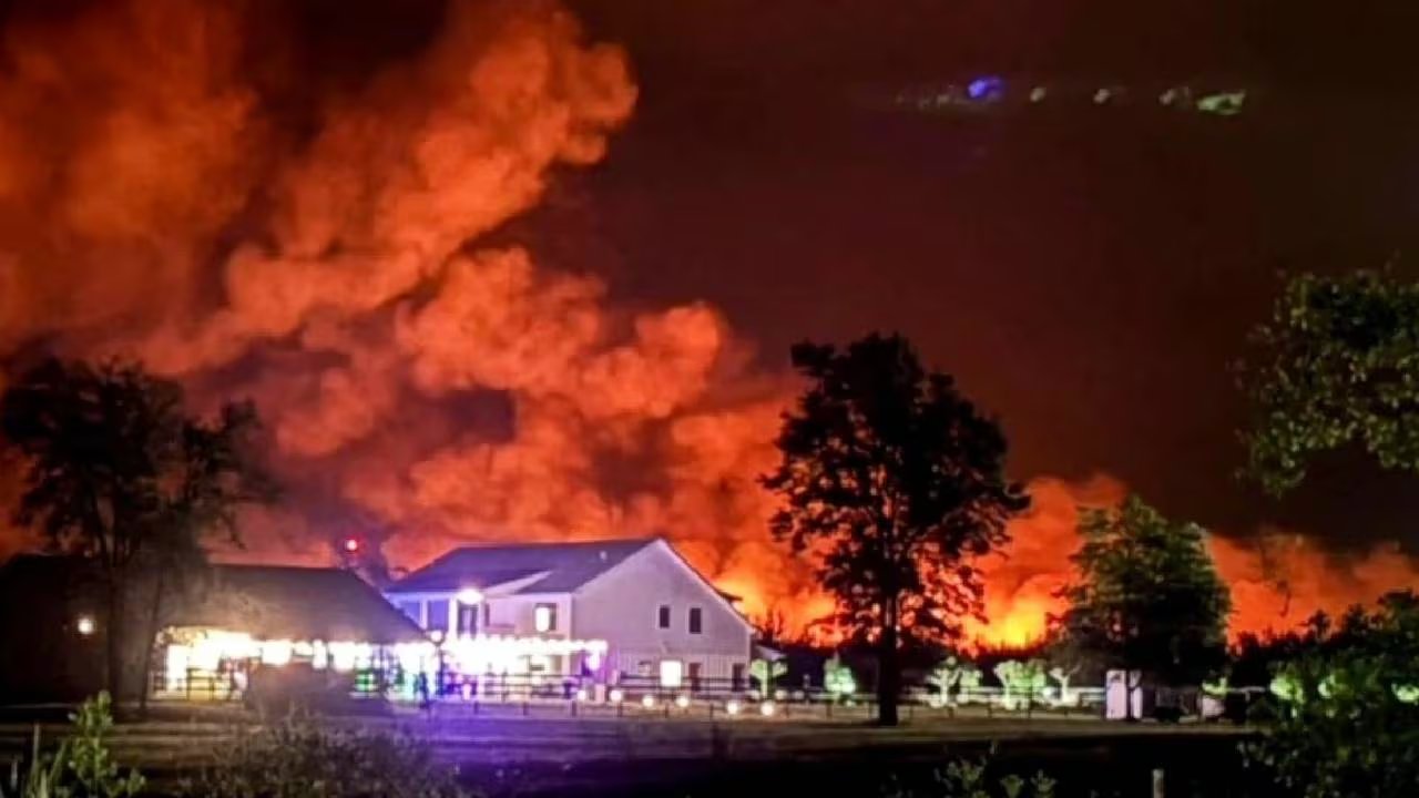 Miles de residentes continuan bajo alerta o evacuados, con más de 1.000 viviendas amenazadas por focos activos de incendios en Waynesville y áreas cercanas. (AP)