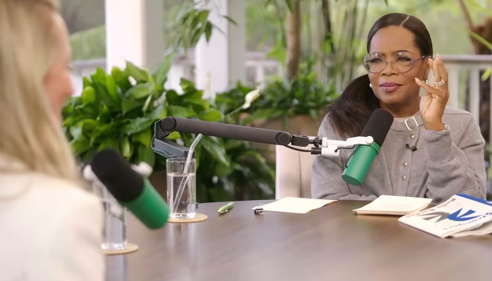 La conversación cuestiona la noción de culpa compartida en el final de un matrimonio y destaca la complejidad de la corresponsabilidad