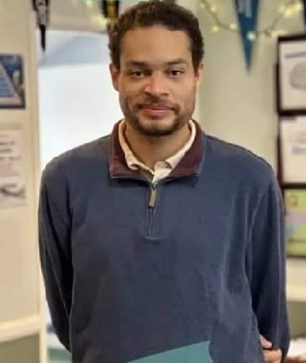 Personas cercanas lo señalan como alguien con conocimientos en desarrollo de software, mientras que su rastro digital incluye mensajes con referencias a funcionarios del gobierno de Donald Trump