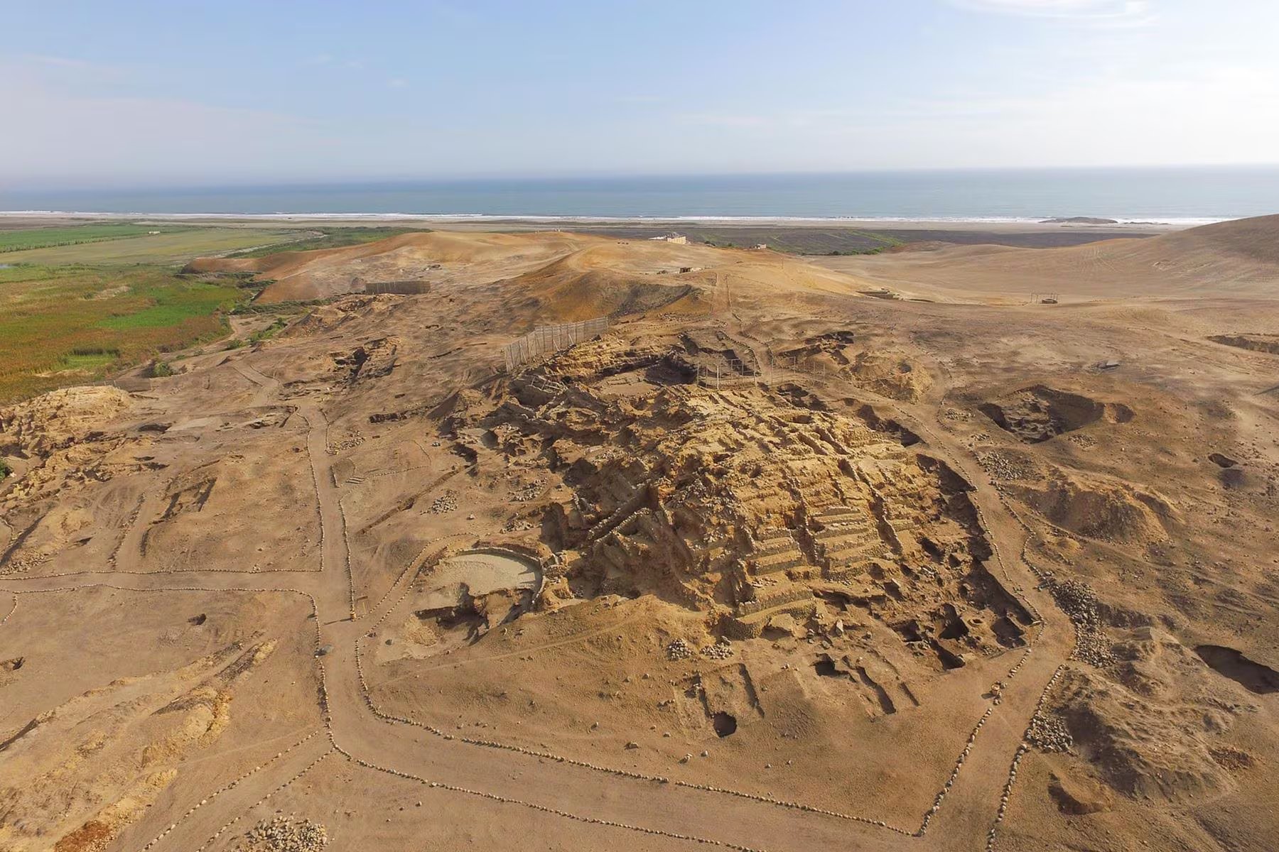 Está en el Sector J1, con vista al litoral y al valle del río Supe. Zona Arqueológica Caral
