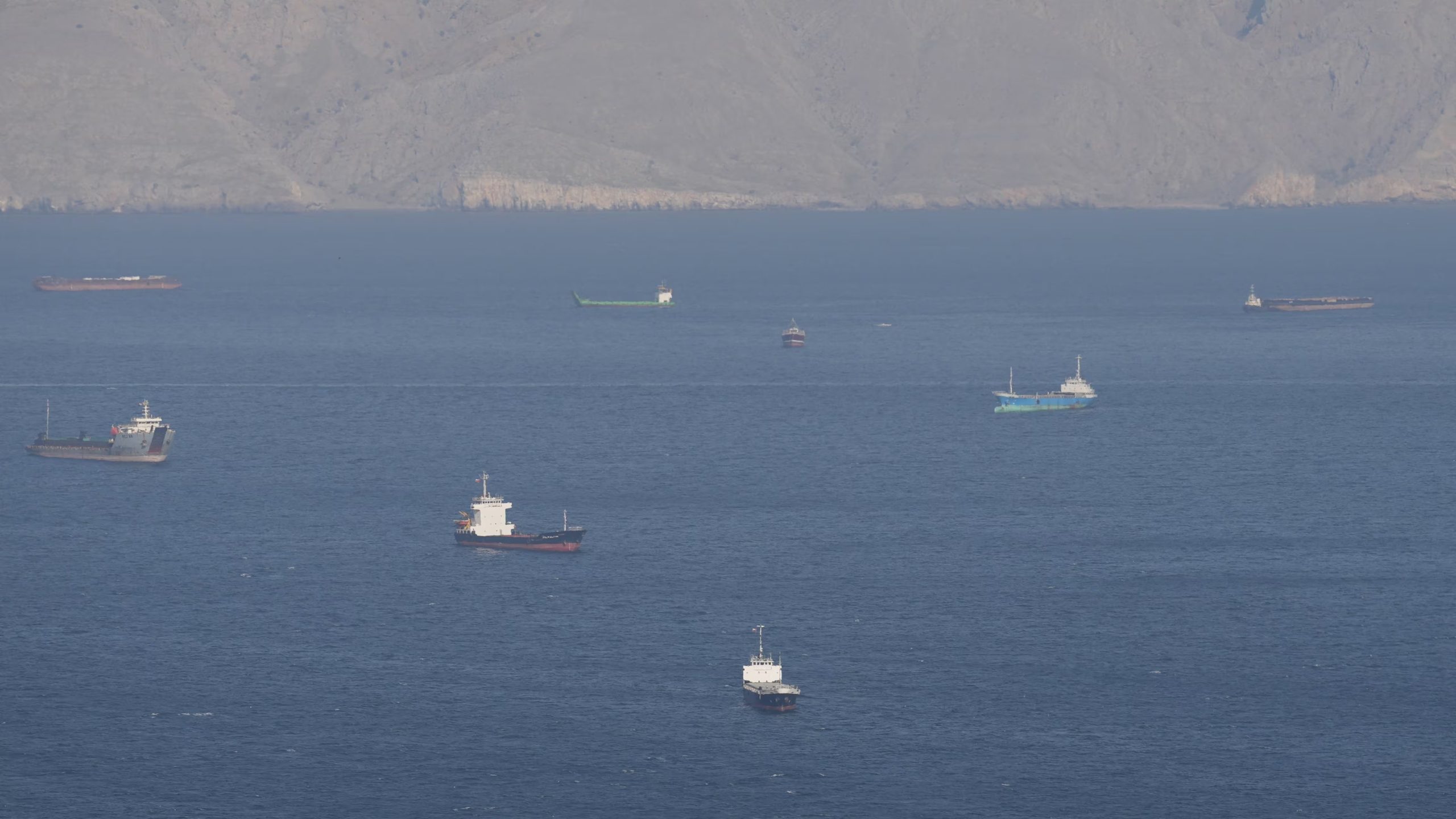 Buques y petroleros en el estrecho de Ormuz, frente a la costa de Musandam, Omán, esperan a pasar tras el nuevo bloqueo iraní (REUTERS)