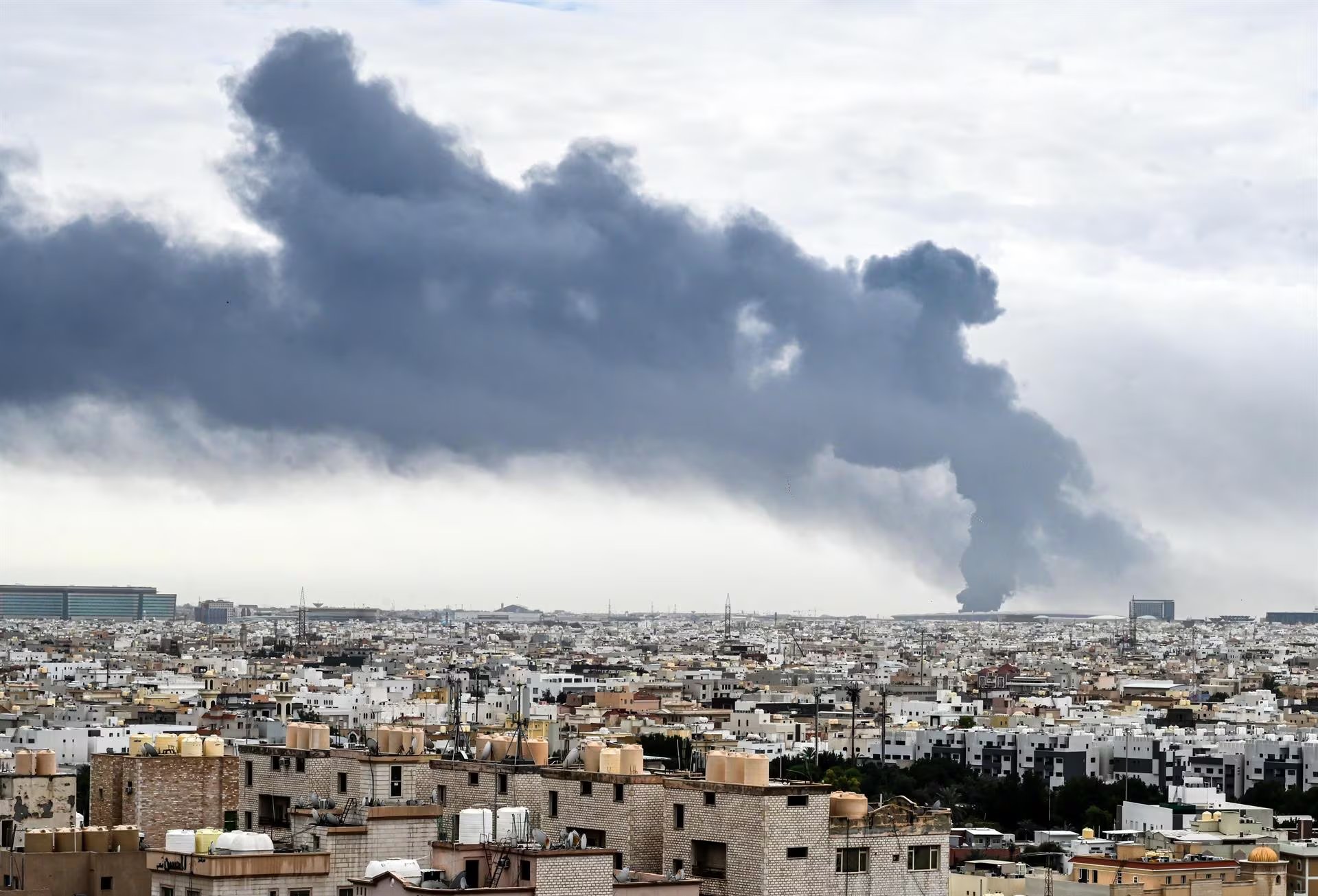 El aeropuerto internacional de Kuwait sufrió un incendio tras el impacto de un dron iraní en un tanque de combustible, según informes oficiales.