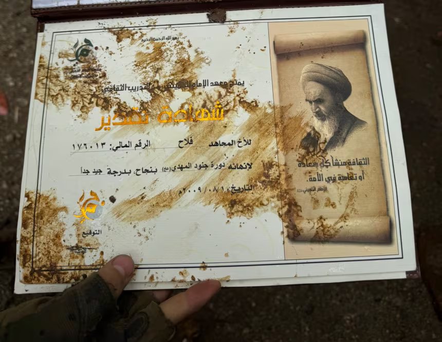 El Ejército israelí difundió imágenes del material hallado en la escuela, entre ellos uniformes, cohetes y documentos de entrenamiento de Hezbollah (Ejército de Israel)