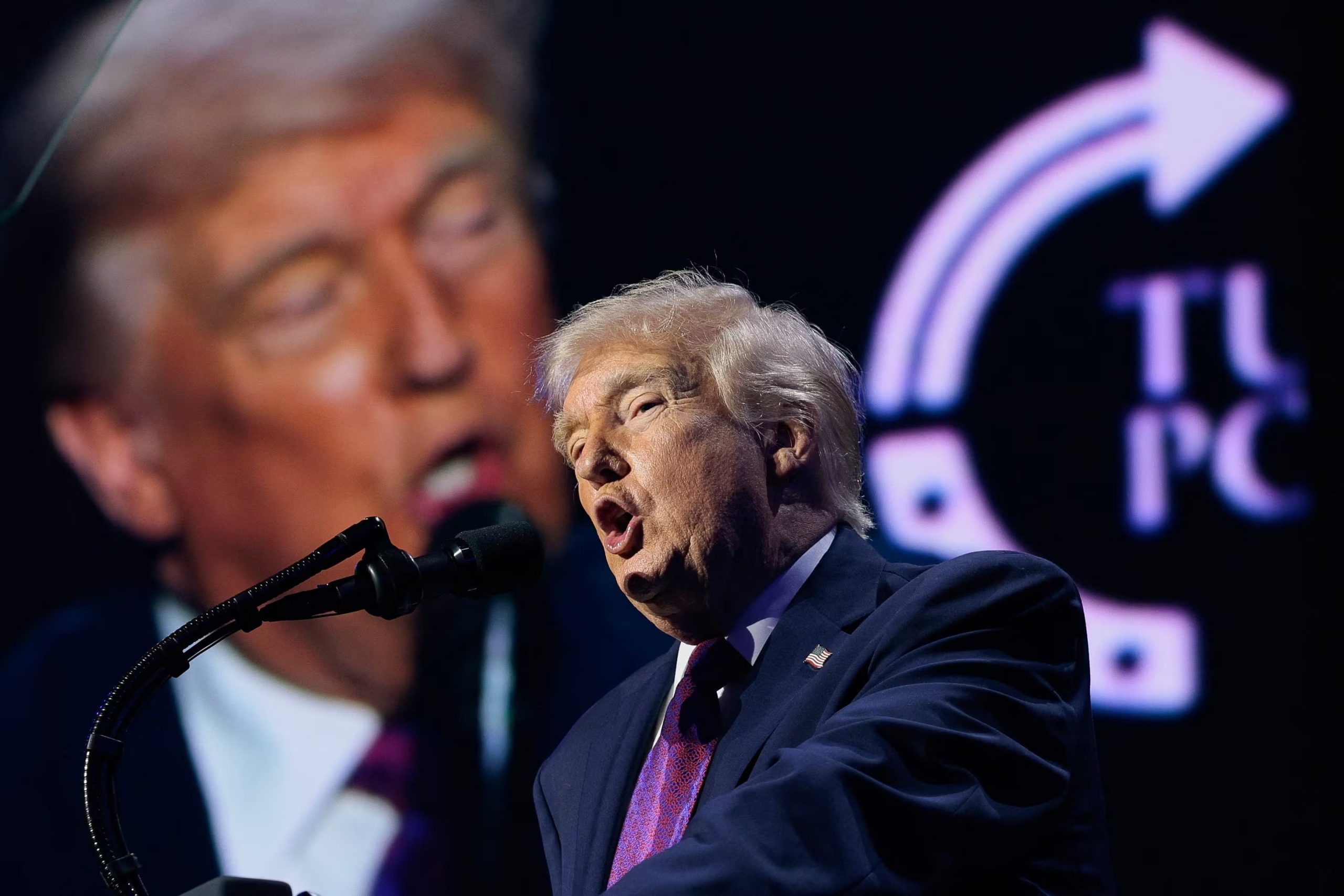 El presidente de Estados Unidos, Donald Trump, habla durante un evento de Turning Point USA en la iglesia Dream City en Phoenix, Arizona, EE. UU., el 17 de abril de 2026 (REUTERS/Evan Vucci)