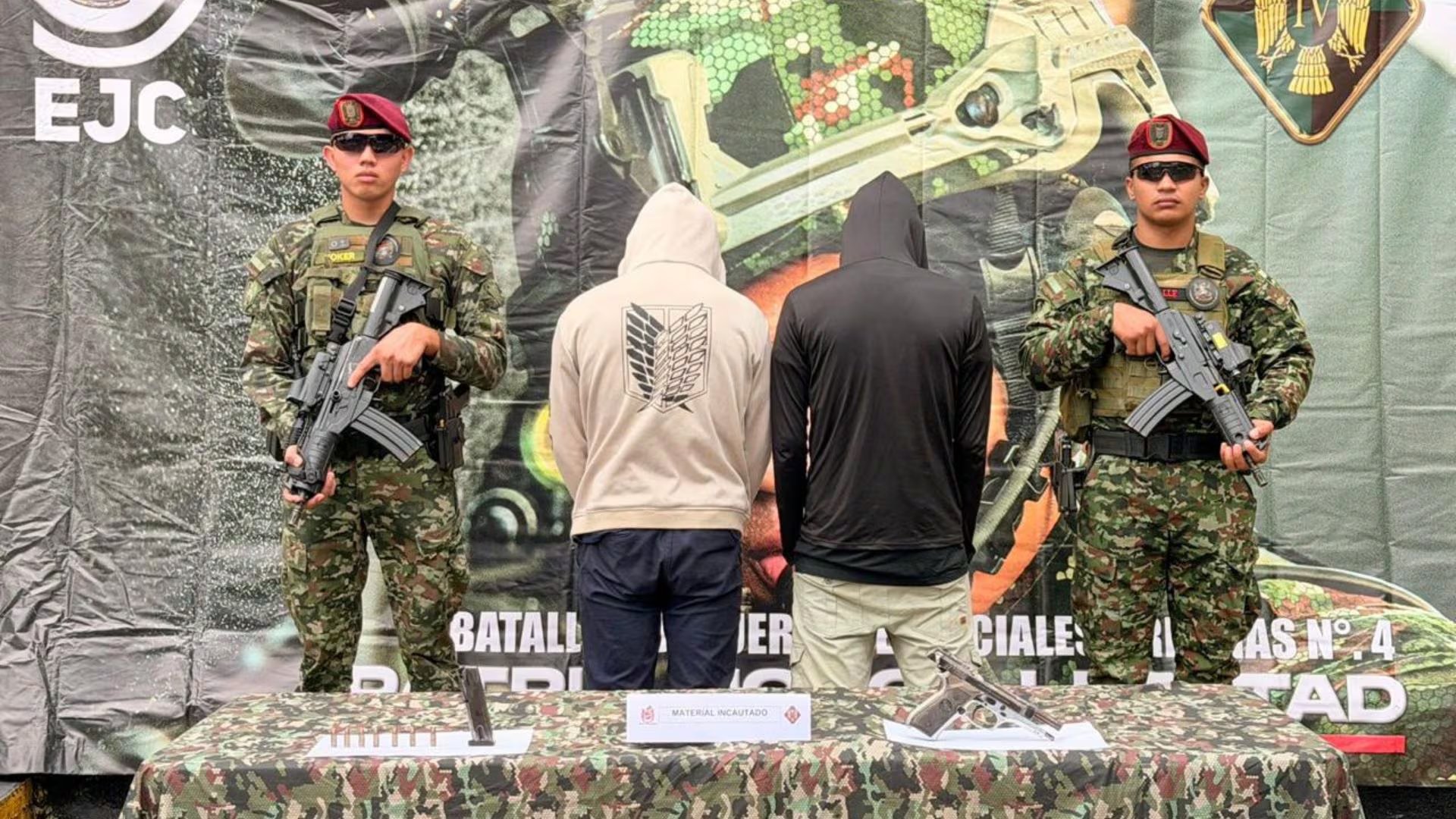 Alias “Flavio” y “Meteoro”, exintegrantes de la estructura 44, tras su sometimiento ante tropas del Ejército Nacional. - crédito Ejército