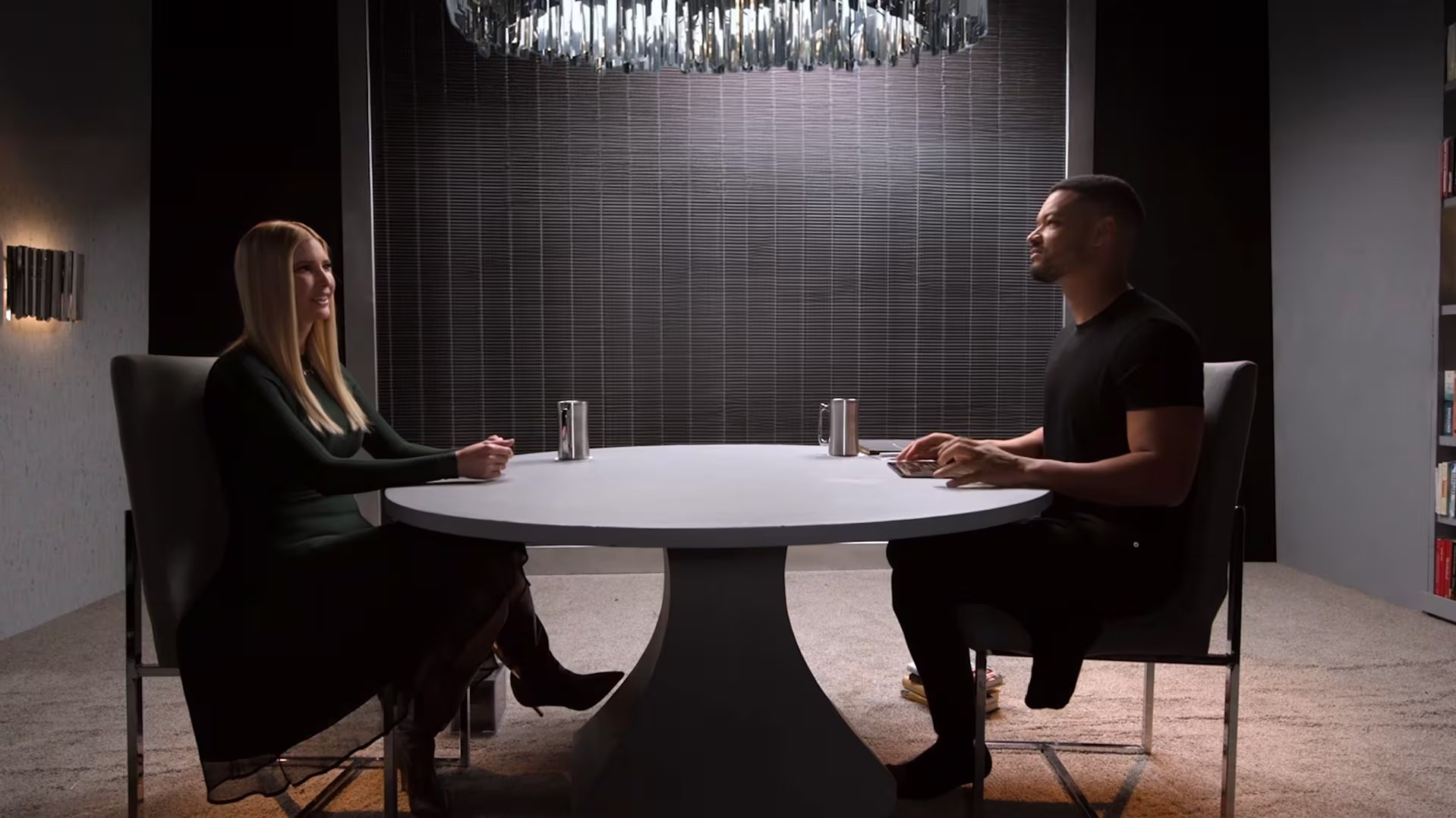 El cierre del negocio de moda de Ivanka Trump representó ventas anuales de 800 millones de dólares antes de dedicarse al servicio público (Captura de video: YouTube/@TheDiaryOfACEO)