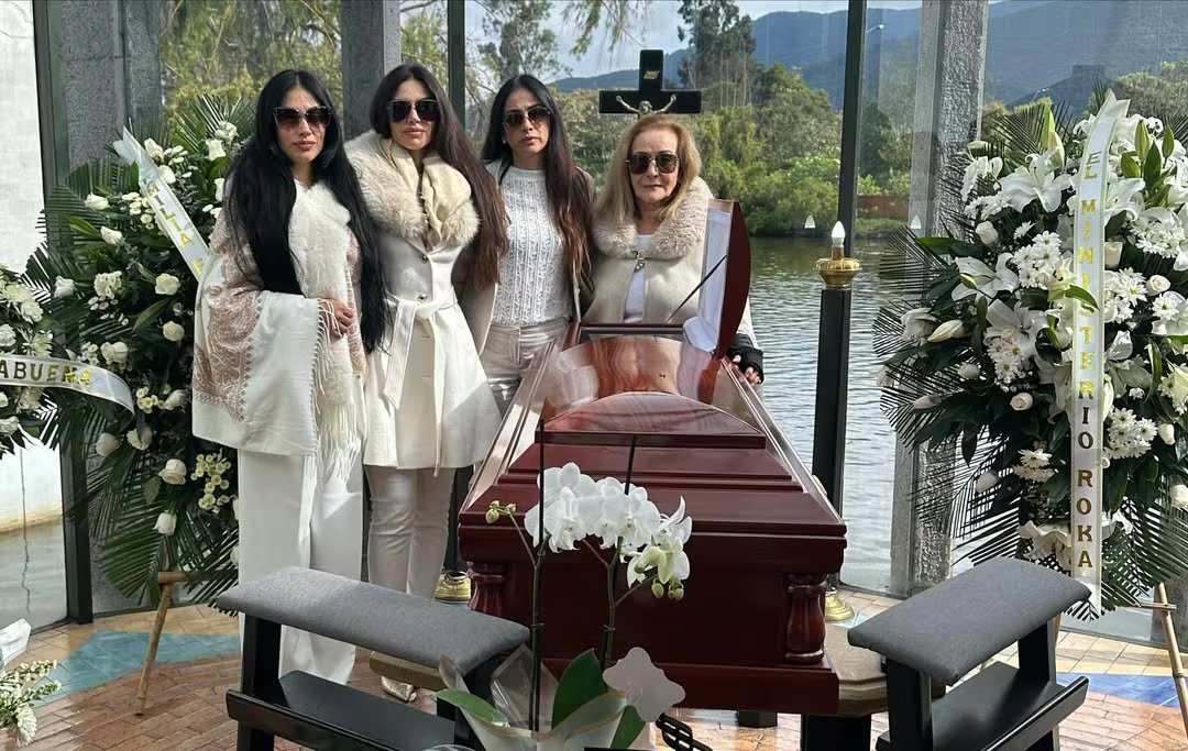 Usuarios en redes cuestionaron la decisión de la familia Cediel de posar para fotografías durante el velorio - crédito @jessicacedielnet / Instagram