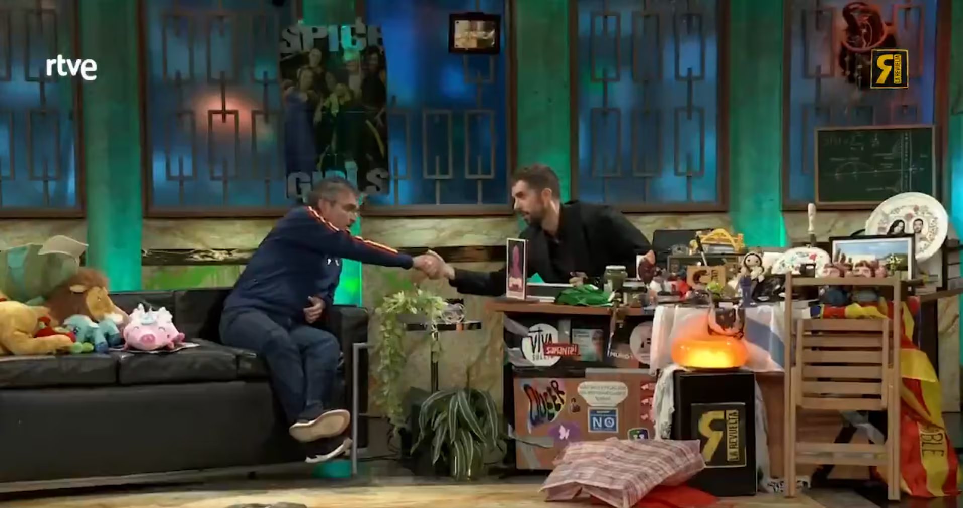 El periodista y David Broncano bromearon sobre la competencia entre Atresmedia y TVE (La Revuelta)
