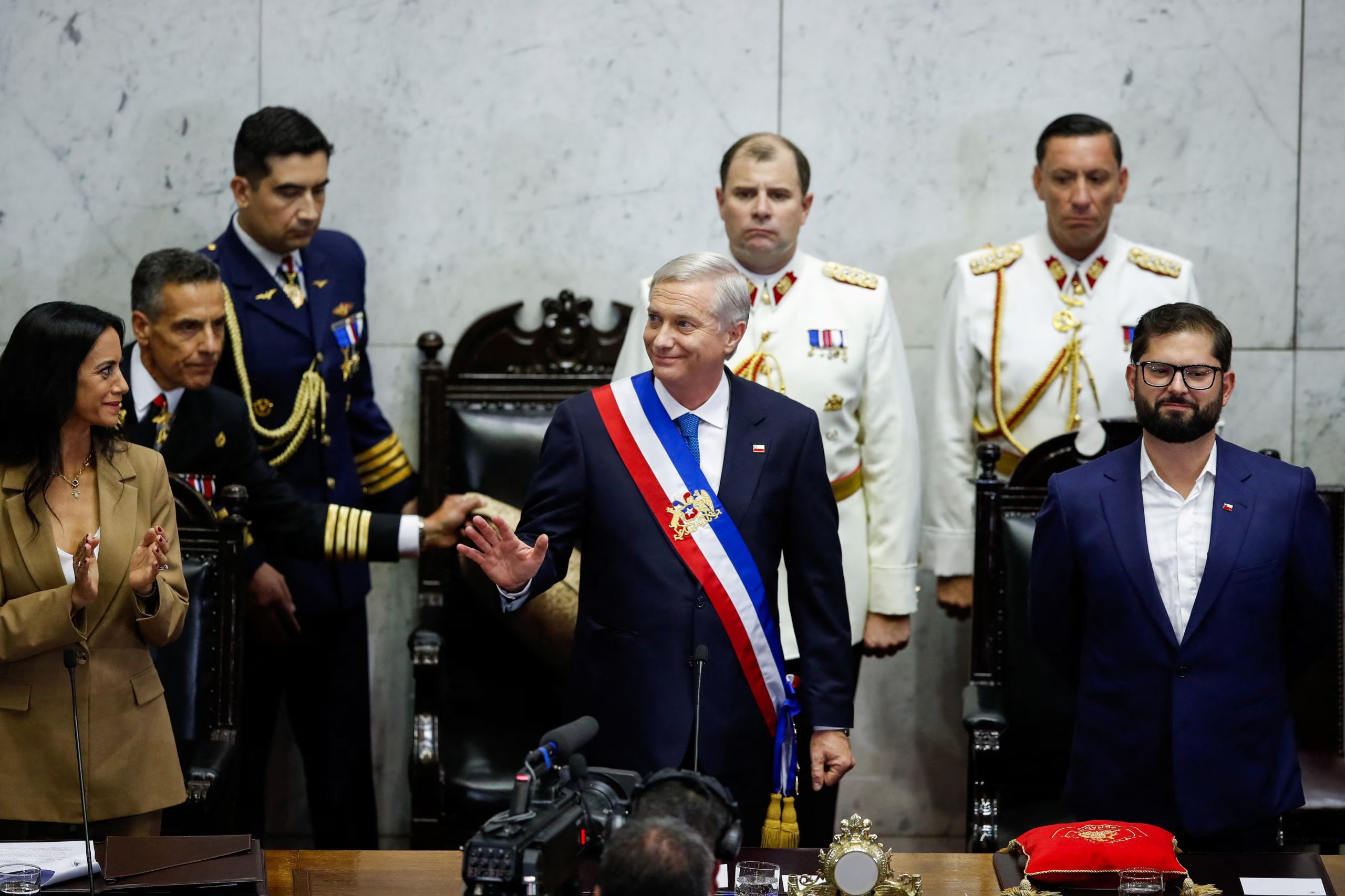 El presidente de Chile, José Antonio Kast, lleva la banda presidencial, flanqueado por la senadora Paulina Núñez y el ex presidente de Chile Gabriel Boric (REUTERS/Rodrigo Garrido)