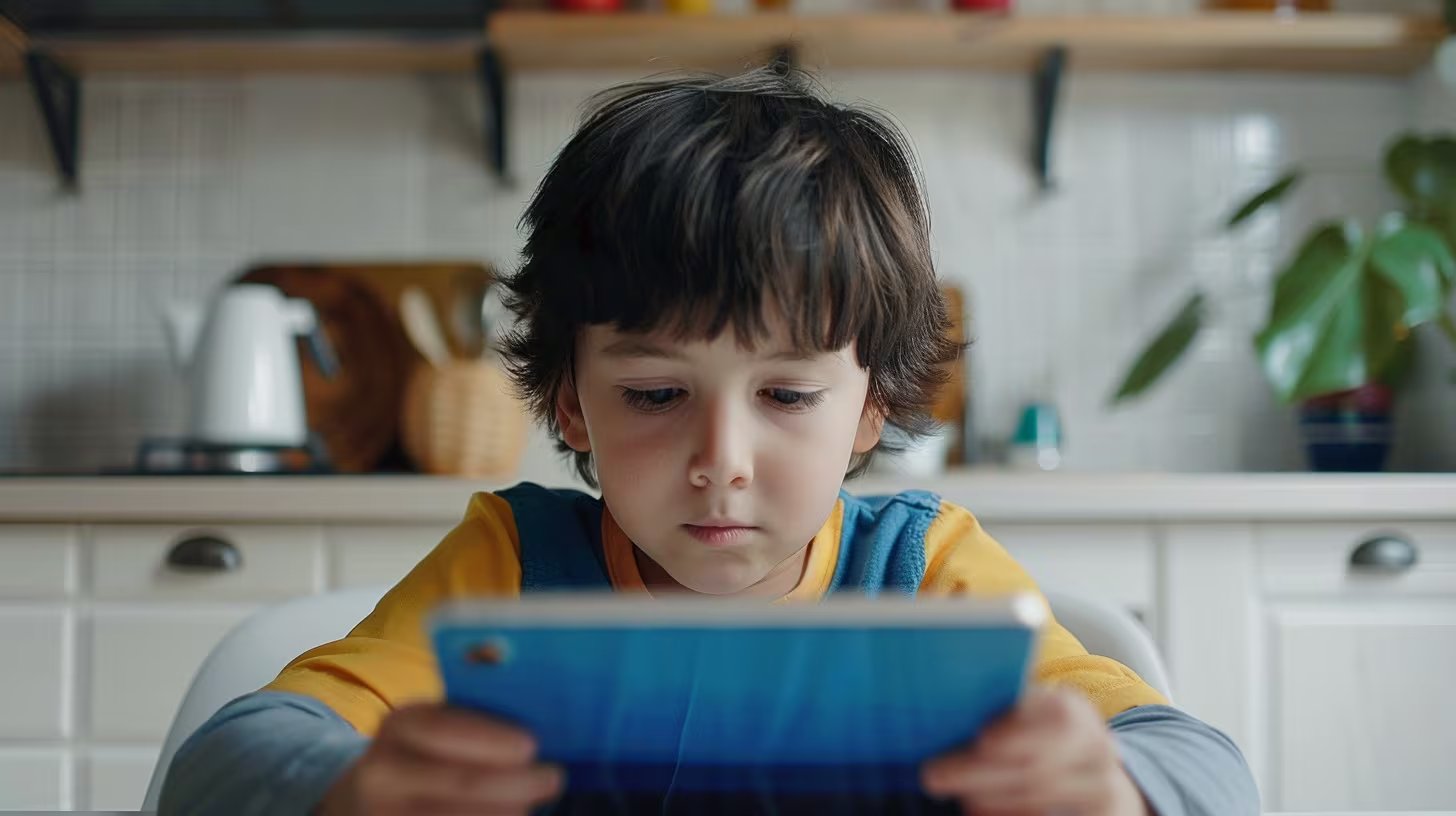 Expertos recomiendan equilibrar las actividades digitales y tradicionales, priorizando juegos que favorecen la imaginación y el intercambio interpersonal en la niñez (Imagen Ilustrativa Infobae)