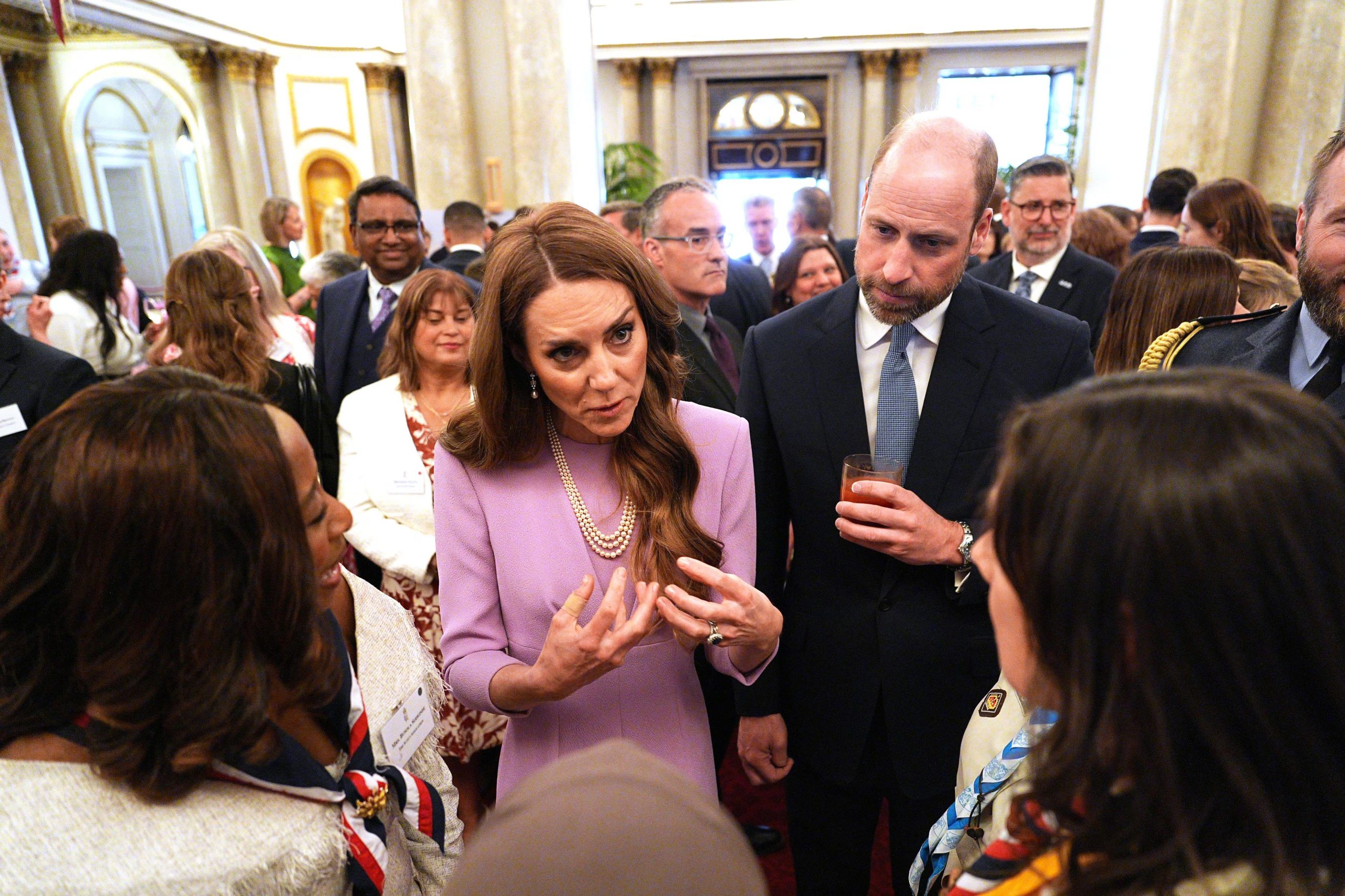 La elección de joyas históricas por parte de Kate Middleton en el evento conmemorativo resalta la importancia de los símbolos familiares en la realeza británica (Grosby)