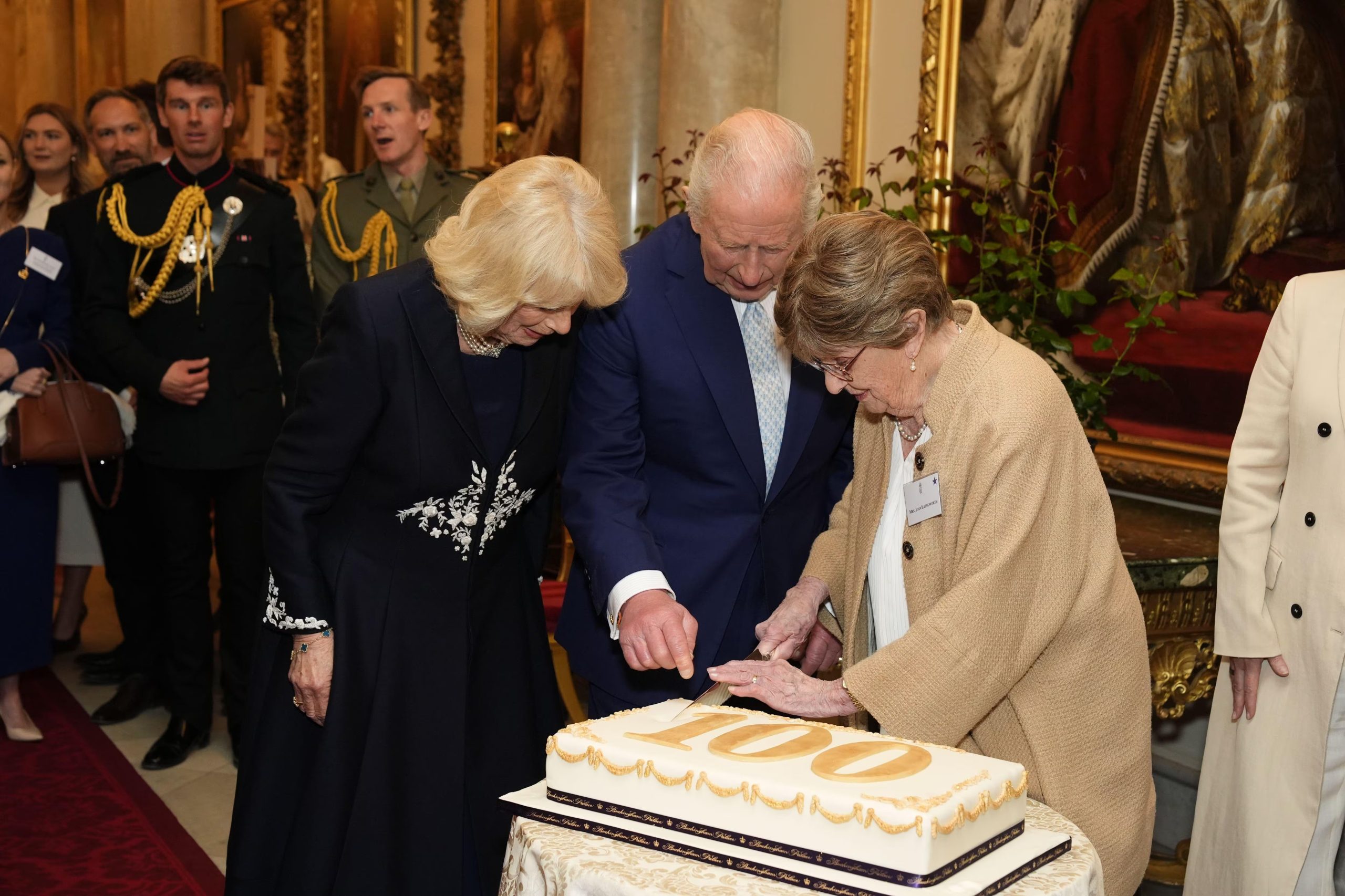 El collar de perlas de tres vueltas, pieza emblemática de la reina Isabel II, representa la continuidad del legado monárquico (Grosby)